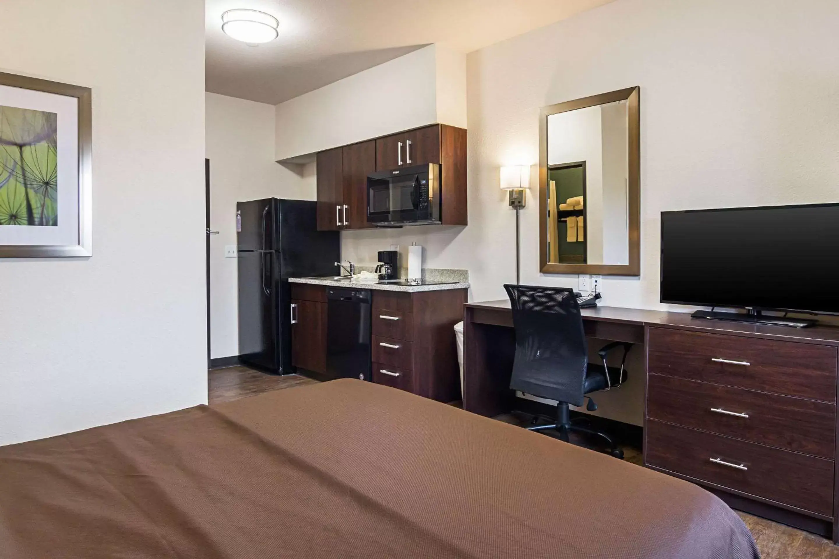 Photo of the whole room, Bed in Suburban Studios Monaca - Pittsburgh Photo of the whole room, Bed in Suburban Studios Monaca - Pittsburgh