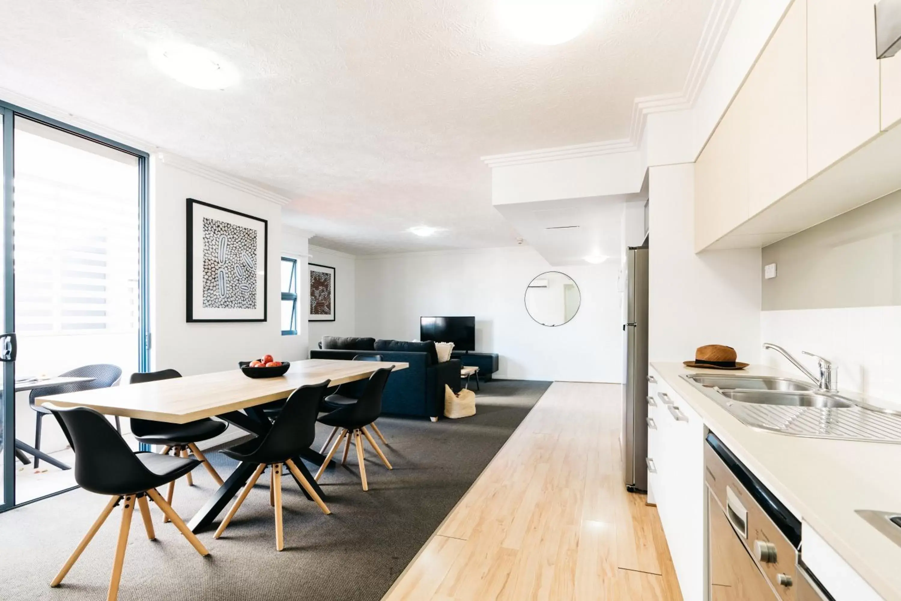 TV and multimedia, Kitchen/Kitchenette in Gabba Central Apartments