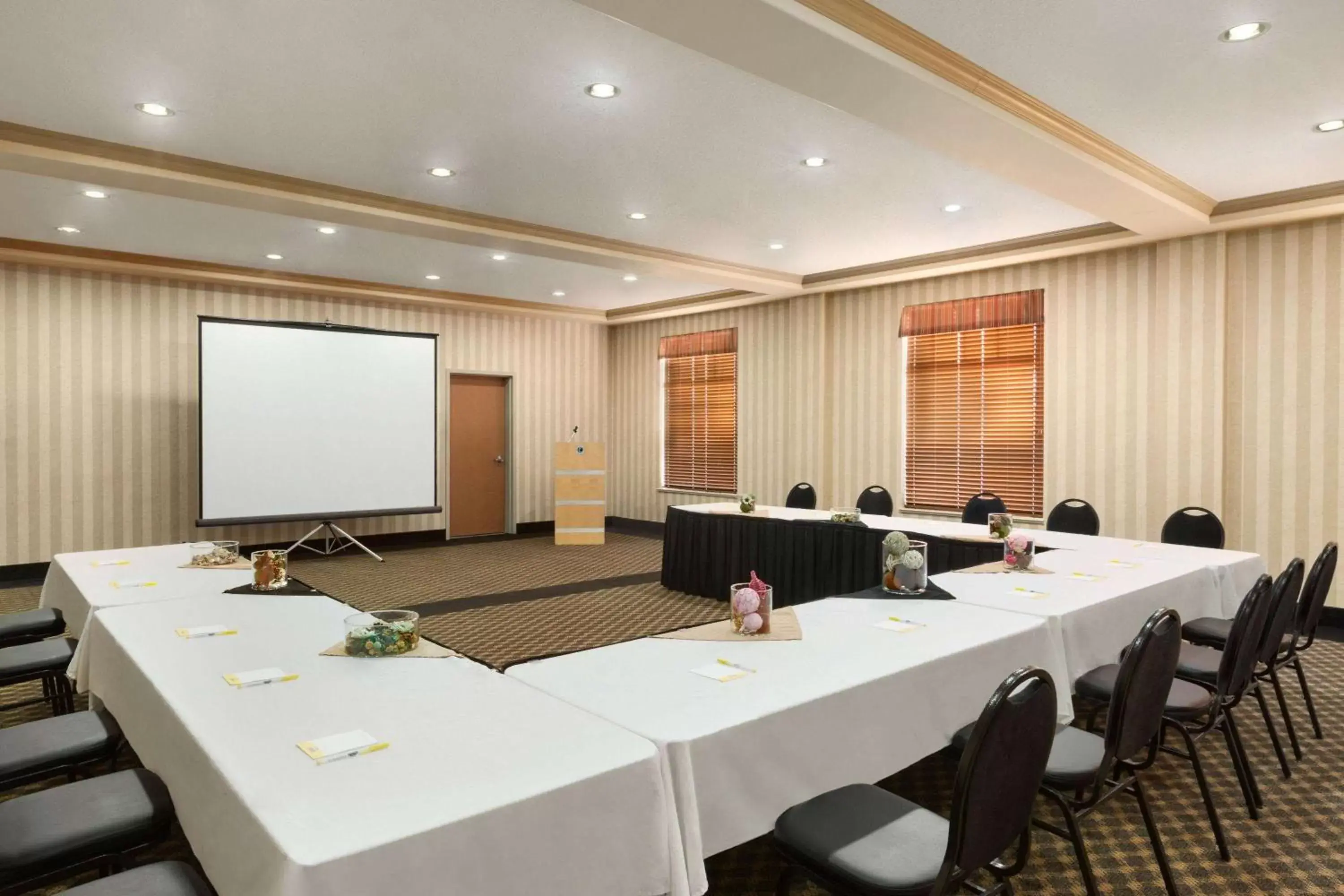 Meeting/conference room, Business Area/Conference Room in Days Inn & Suites by Wyndham Edmonton Airport