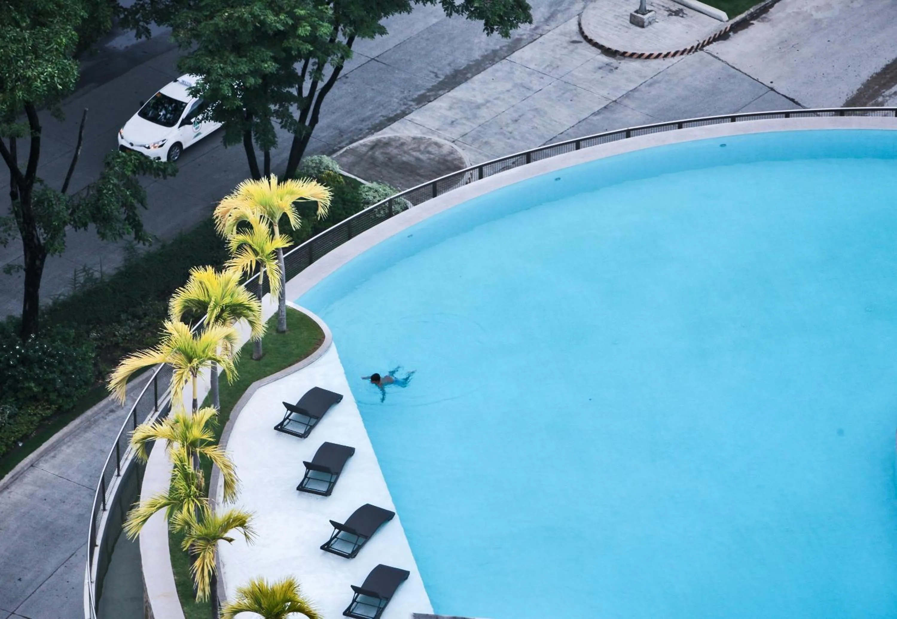 Swimming pool in Limketkai Luxe Hotel