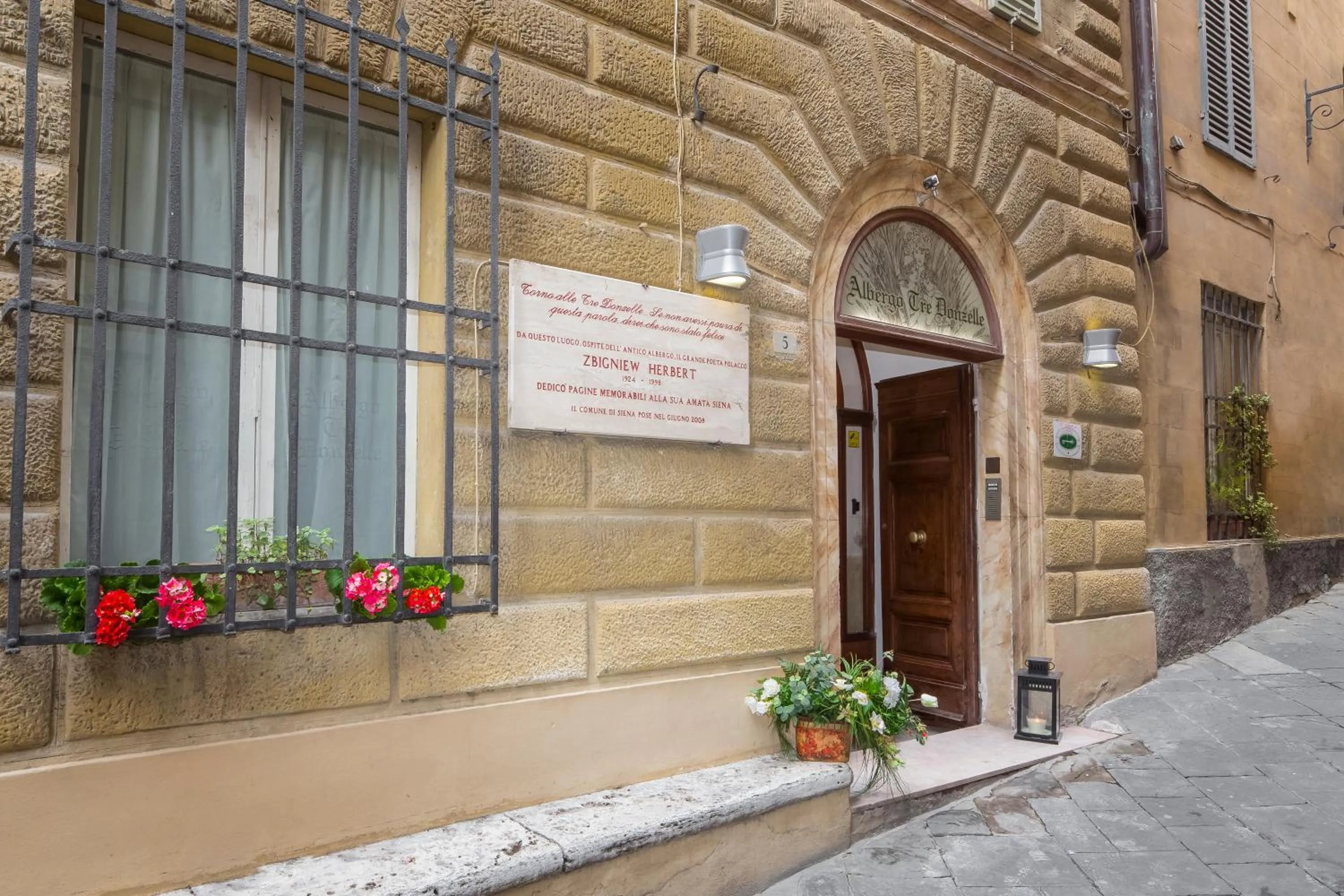 Facade/entrance in Albergo Tre Donzelle