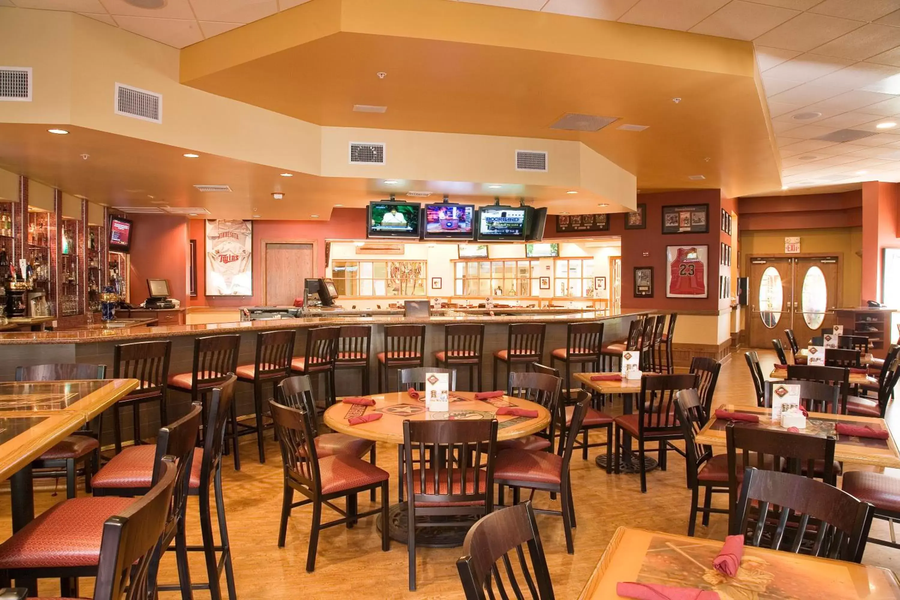Lounge or bar, Restaurant/Places to Eat in Crowne Plaza Hotel Fort Myers at Bell Tower Shops, an IHG Hotel