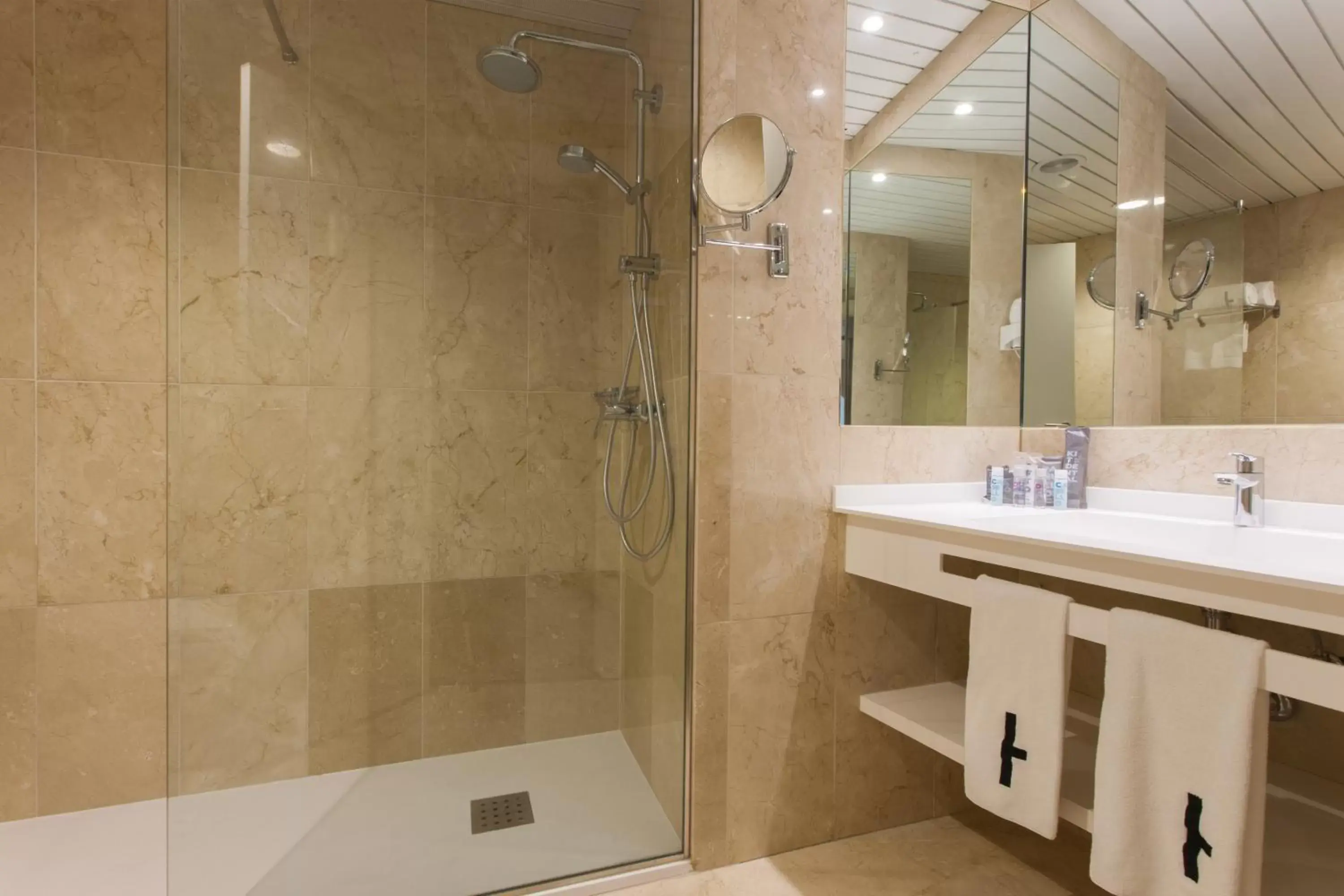 Shower, Bathroom in Don Candido 4* Sup