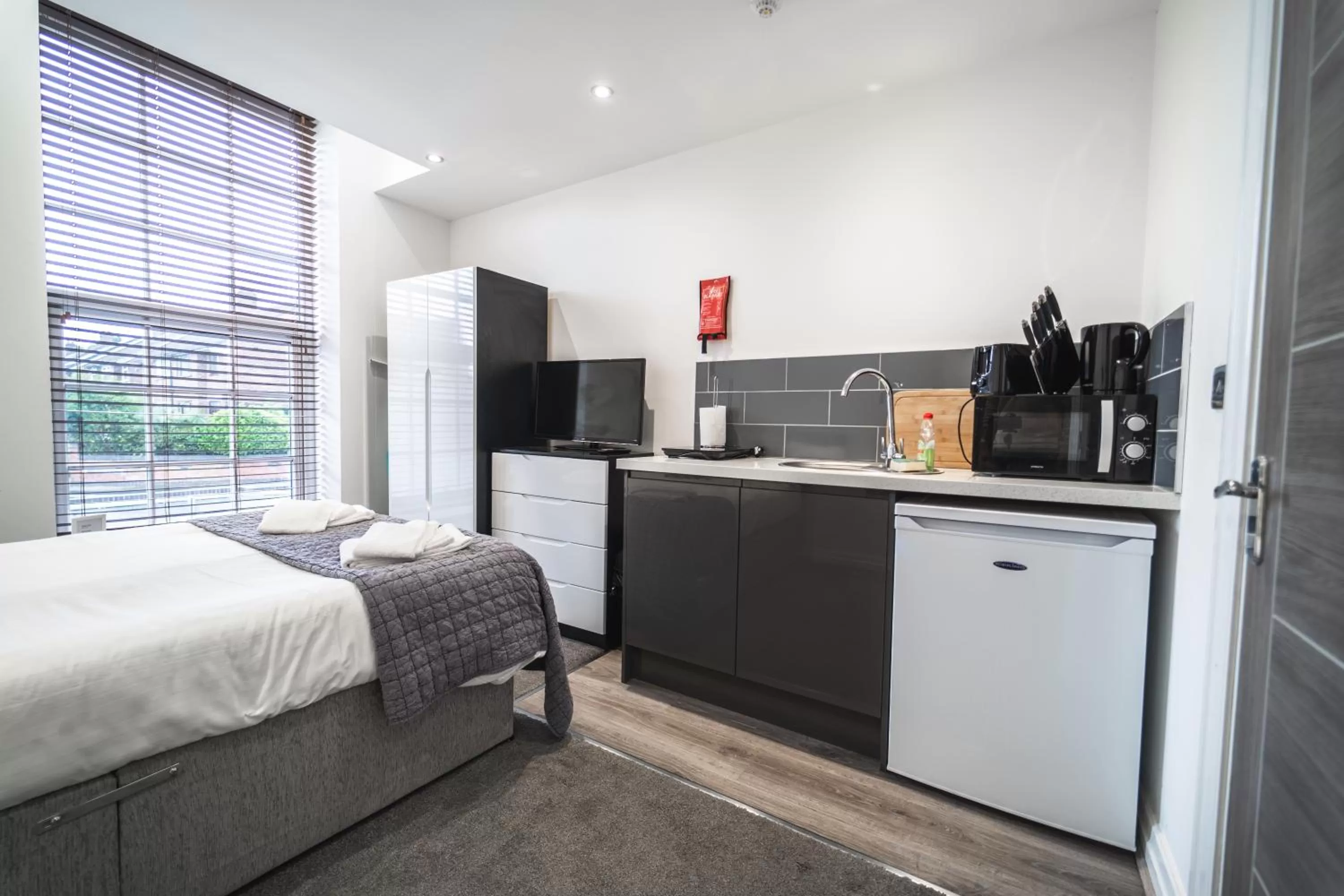Kitchen or kitchenette, Bed in The Ashcroft Studios & Apartments with Free Parking