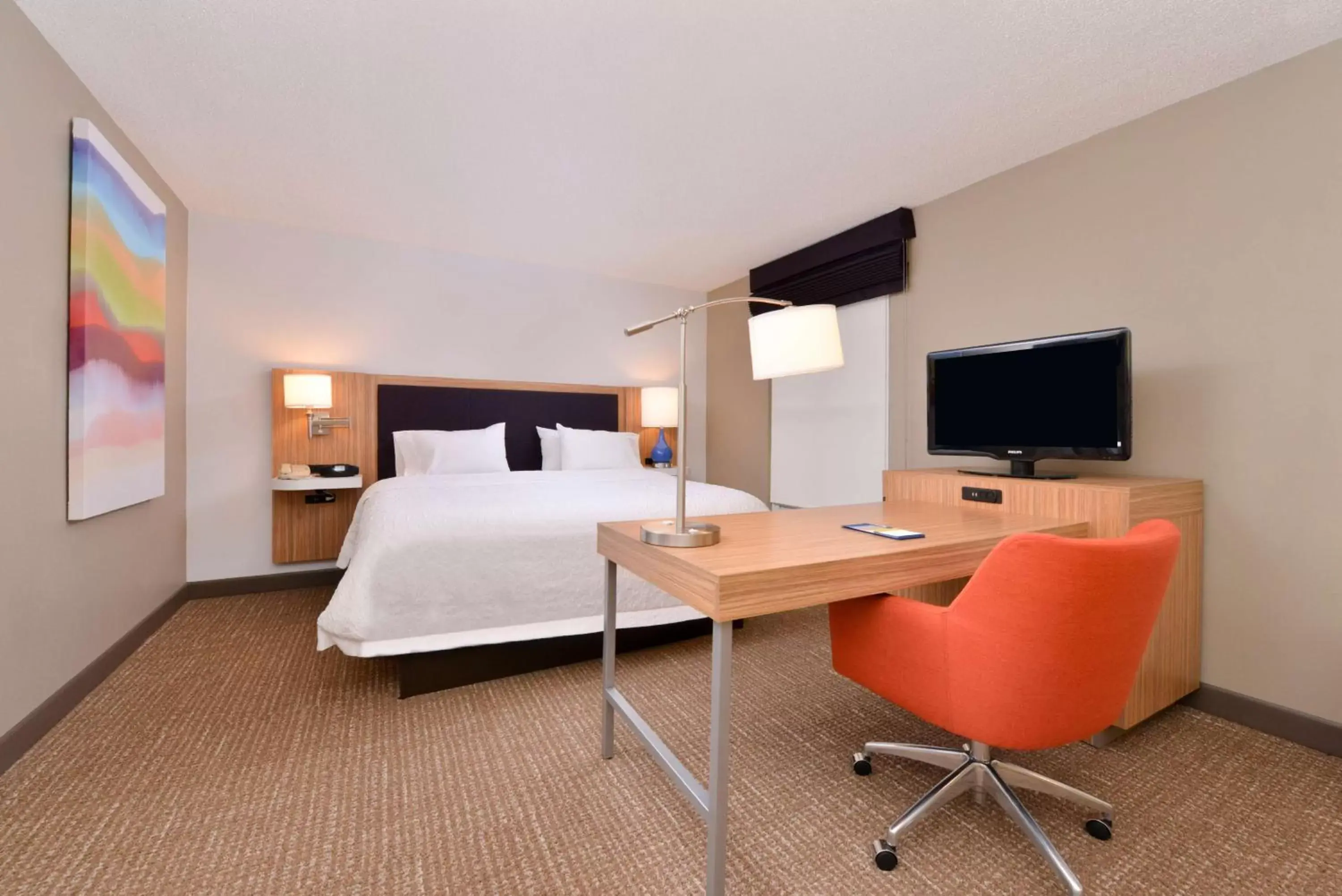 Bedroom, TV/Entertainment Center in Hampton Inn & Suites by Hilton Plymouth