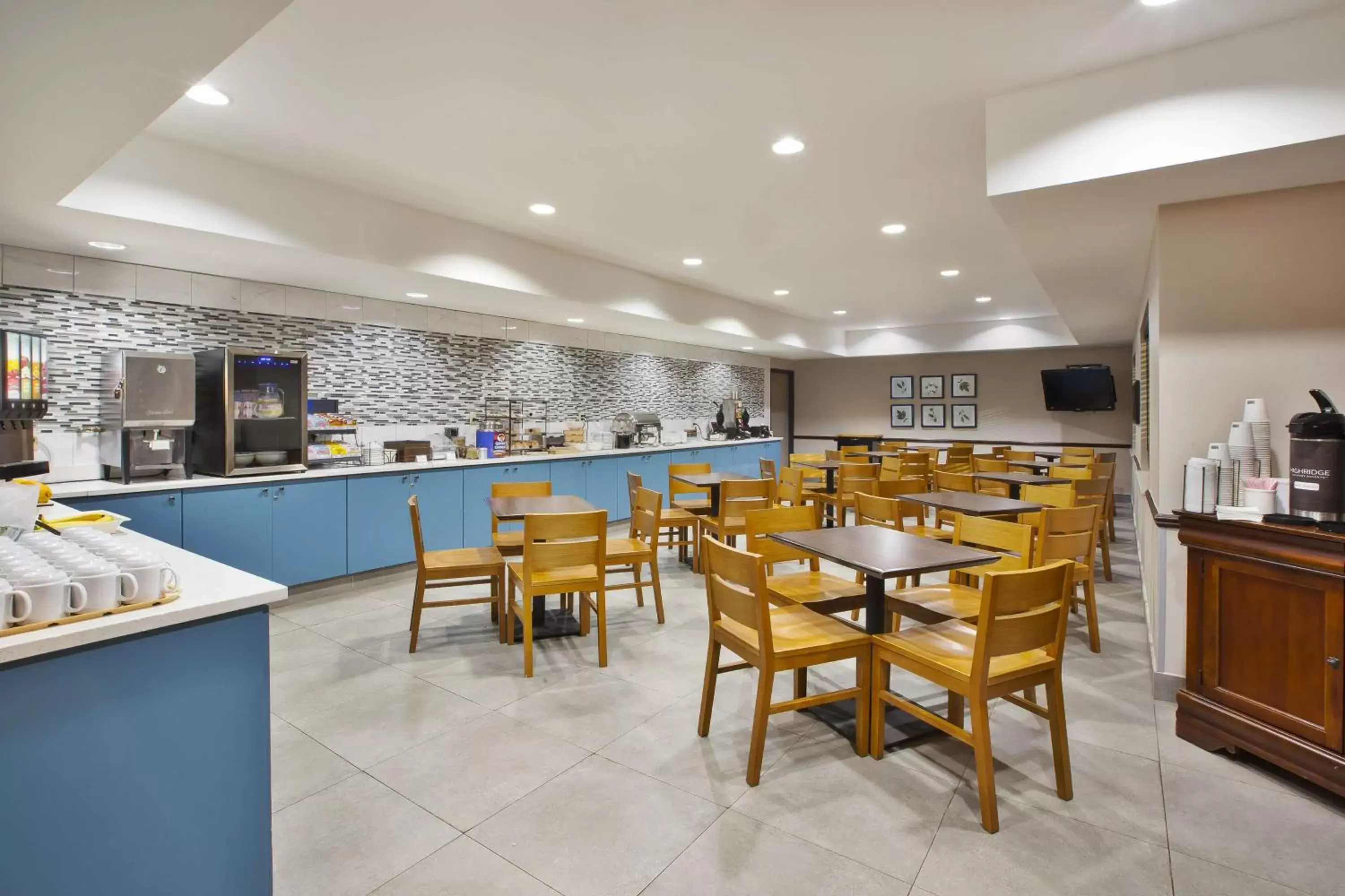 Restaurant/Places to Eat in Country Inn & Suites by Radisson, Big Rapids, MI