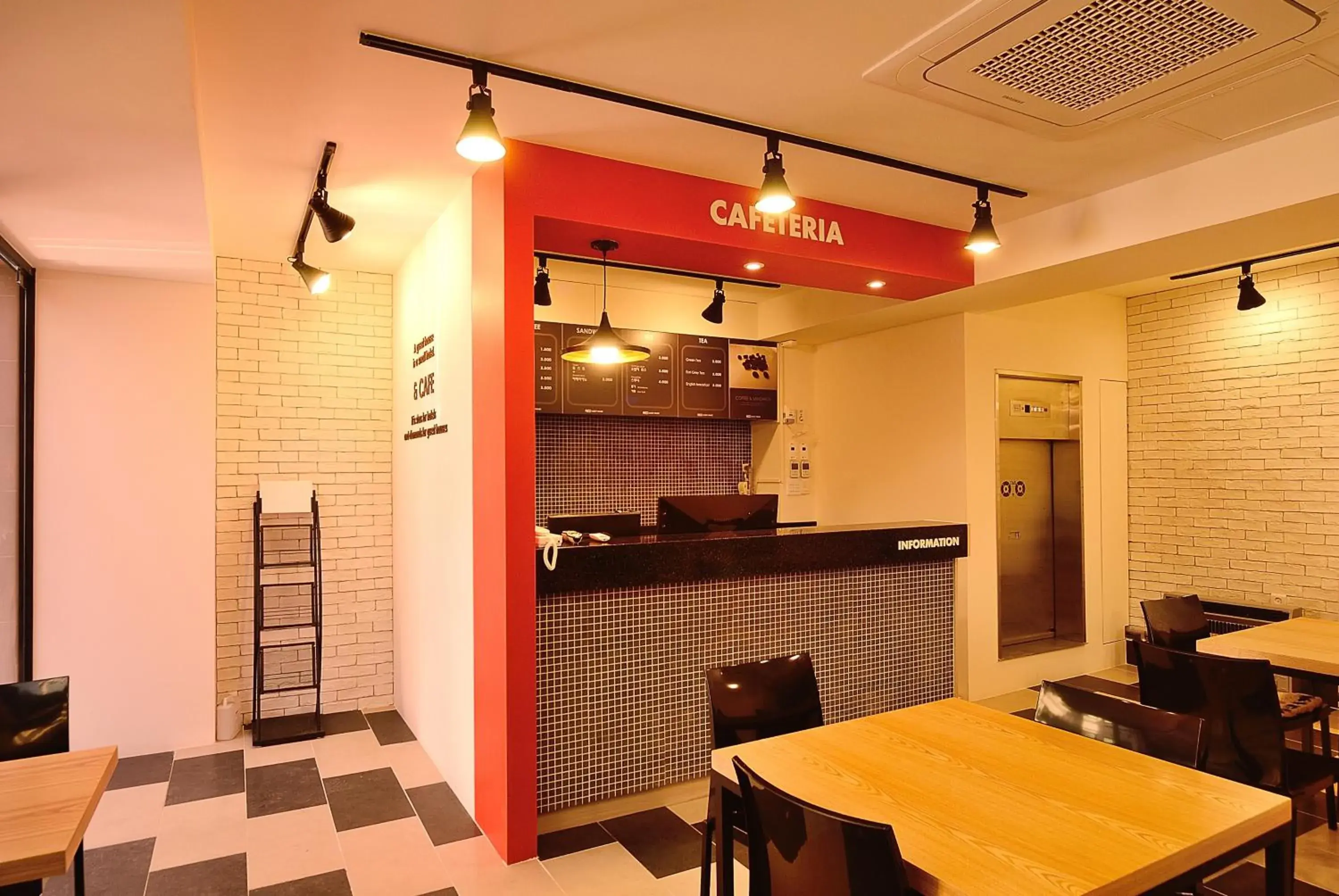 Restaurant/places to eat, Kitchen/Kitchenette in Red Guesthouse