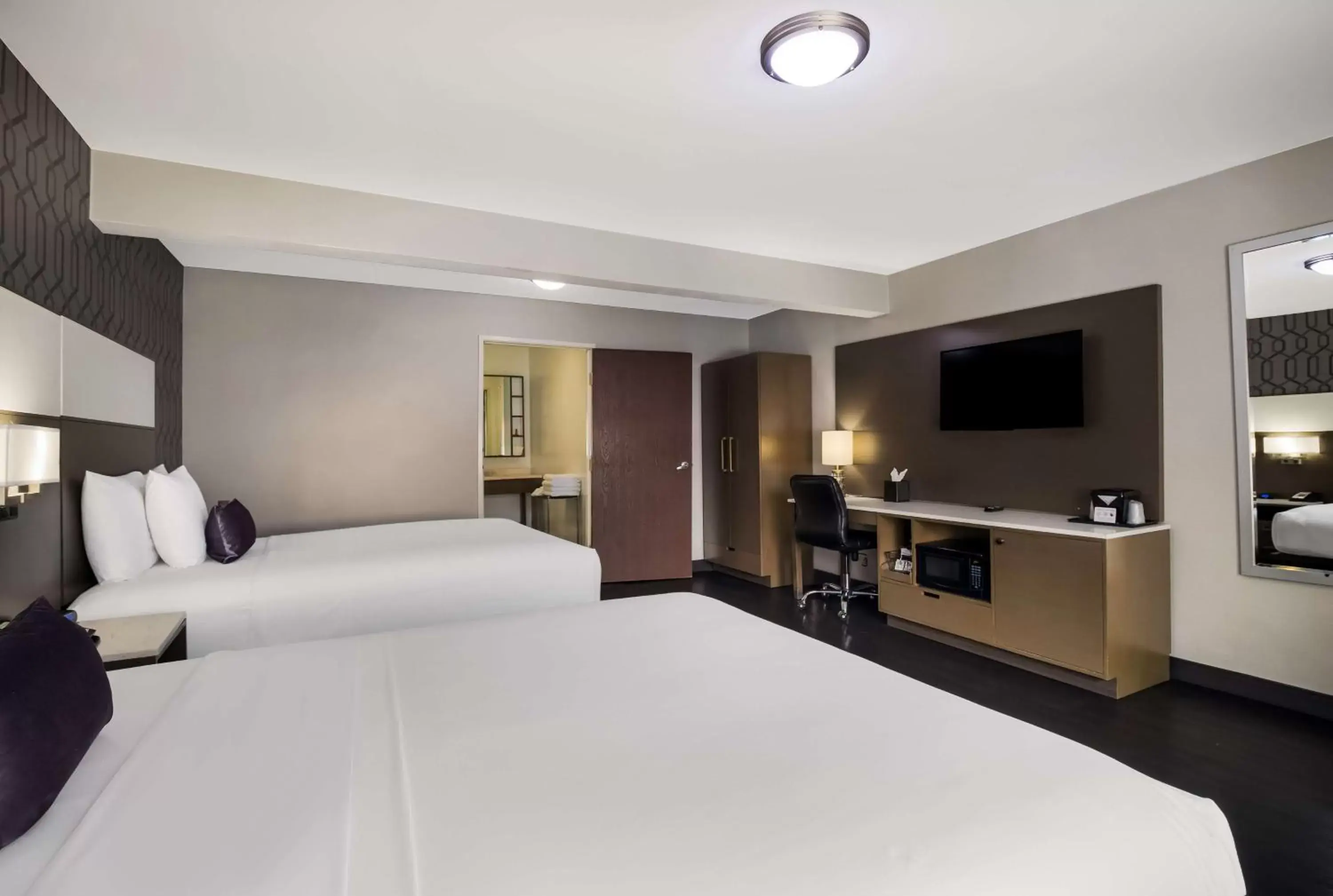 Bedroom, TV/Entertainment Center in Sunset West Hotel, SureStay Collection By Best Western