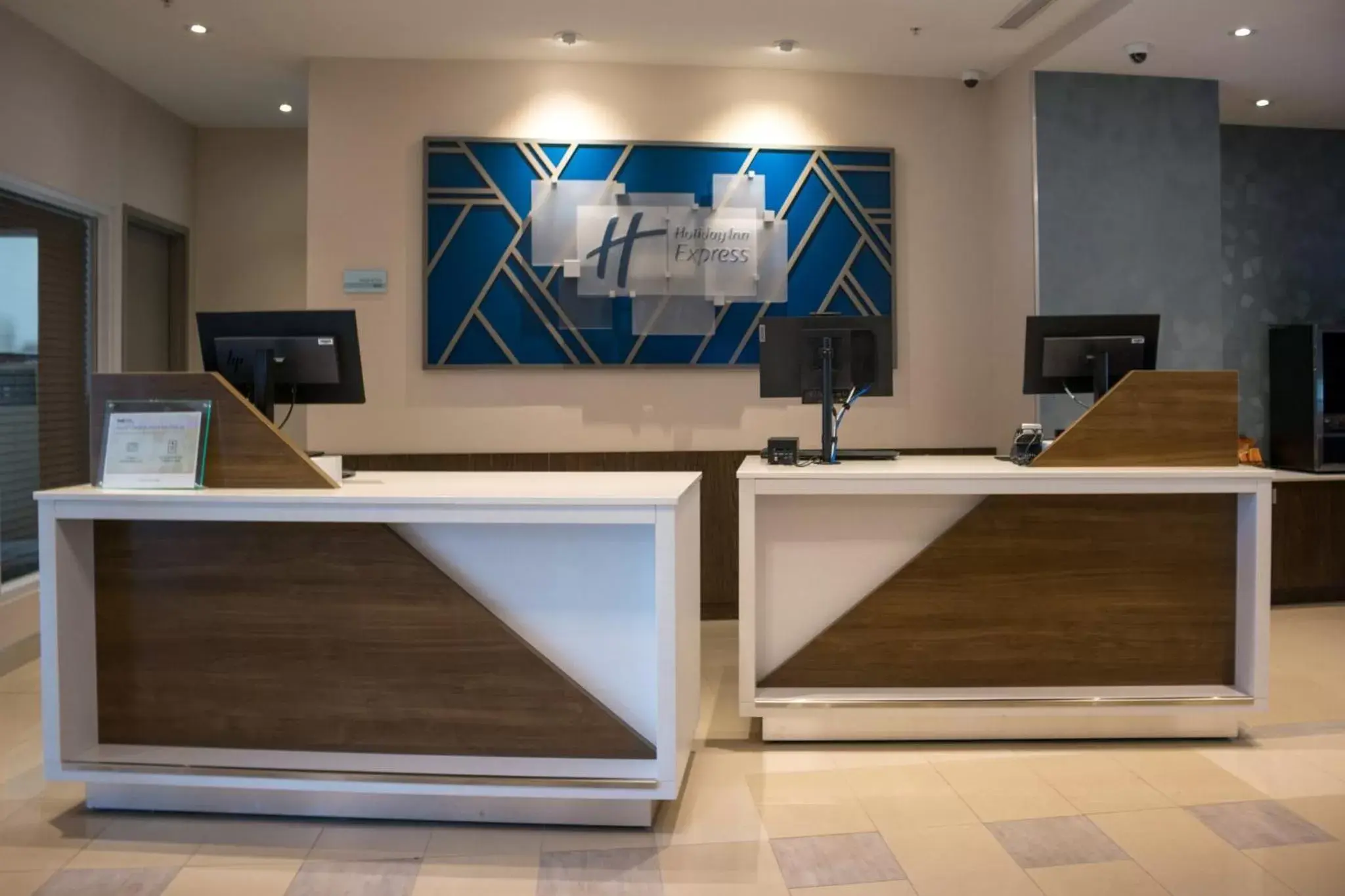 Property building, Lobby/Reception in Holiday Inn Express Kingston Central, an IHG Hotel