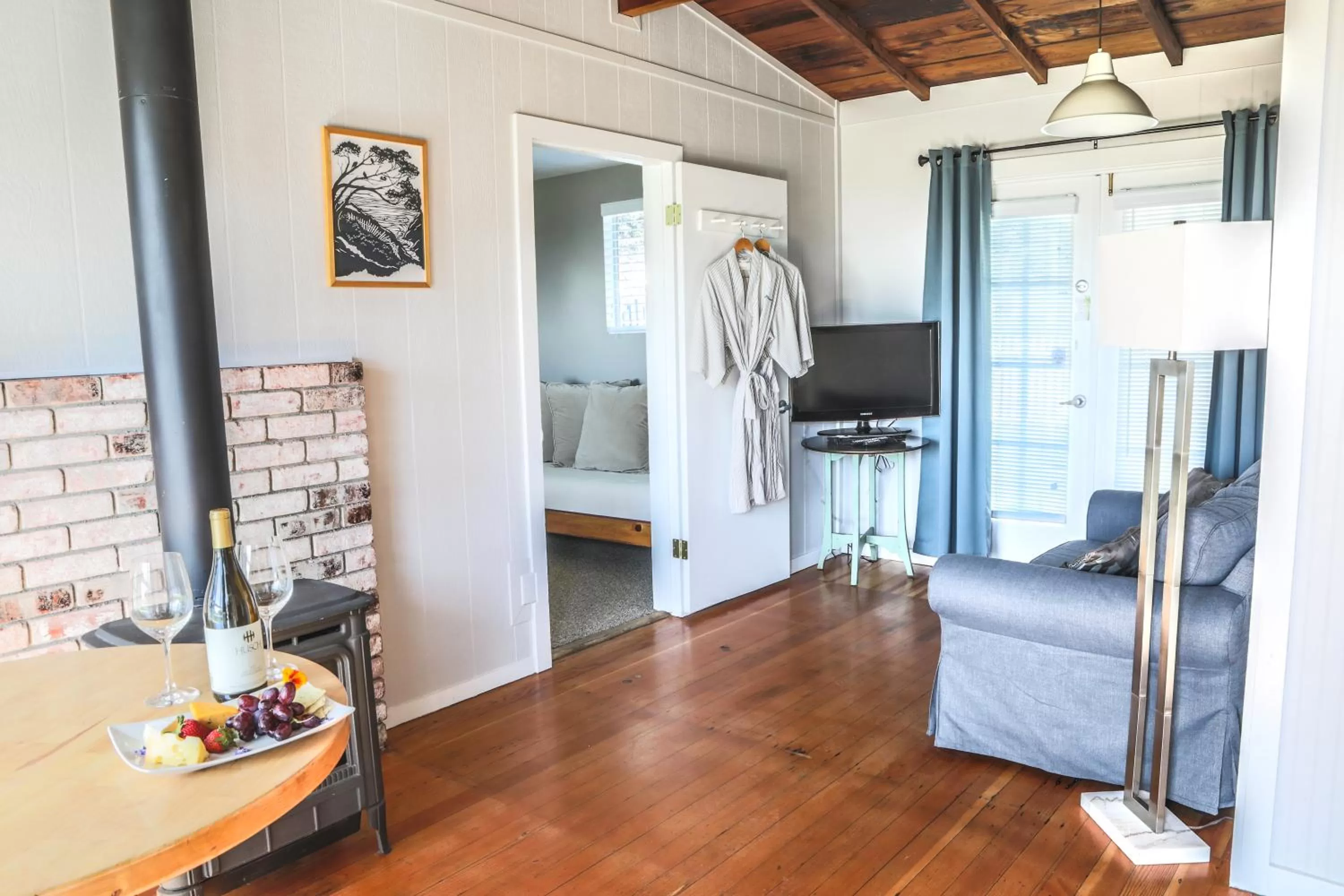 TV and multimedia in Inn at Schoolhouse Creek