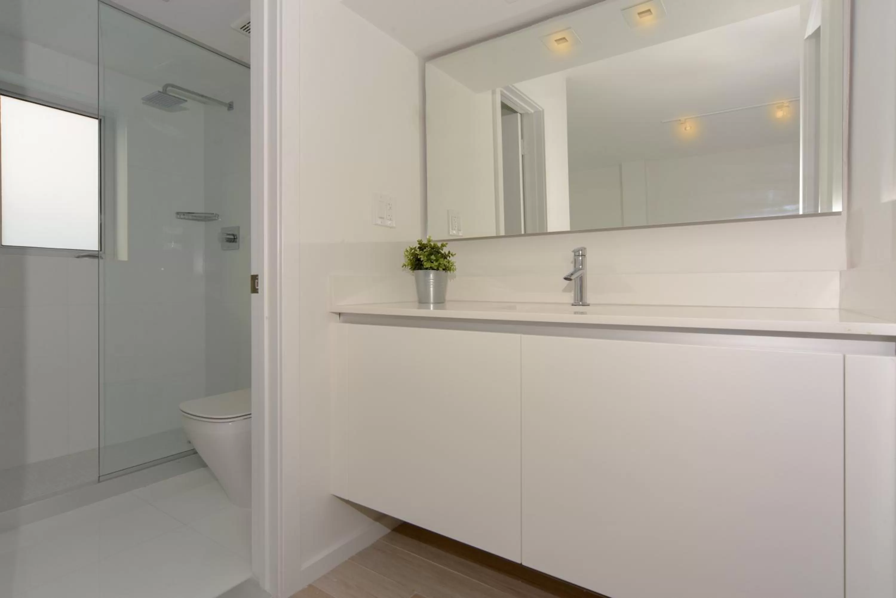 Bathroom in Beach Haus Key Biscayne Contemporary Apartments