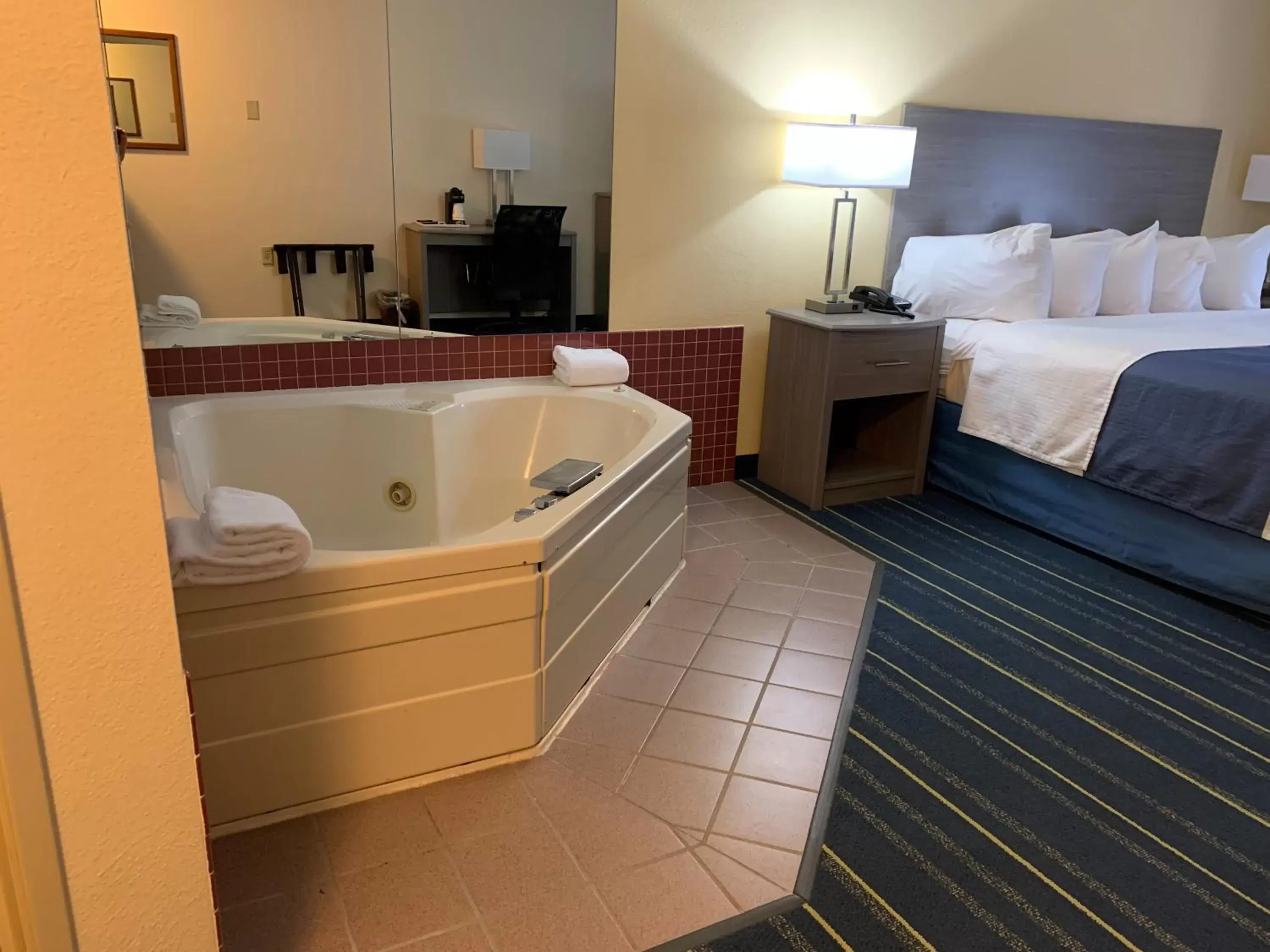Hot Tub, Bed in Days Inn by Wyndham Hinckley Hot Tub, Bed in Days Inn by Wyndham Hinckley