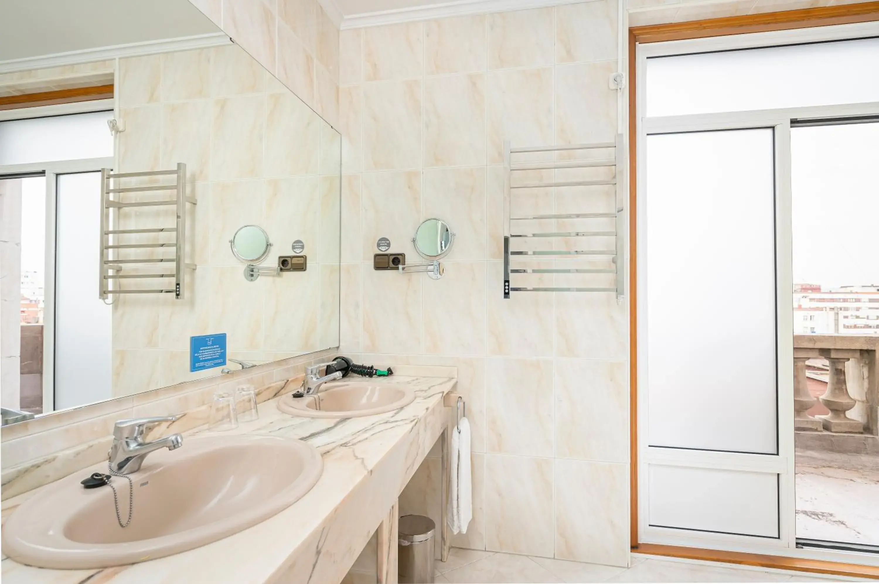 Bathroom in Hotel Hernán Cortés