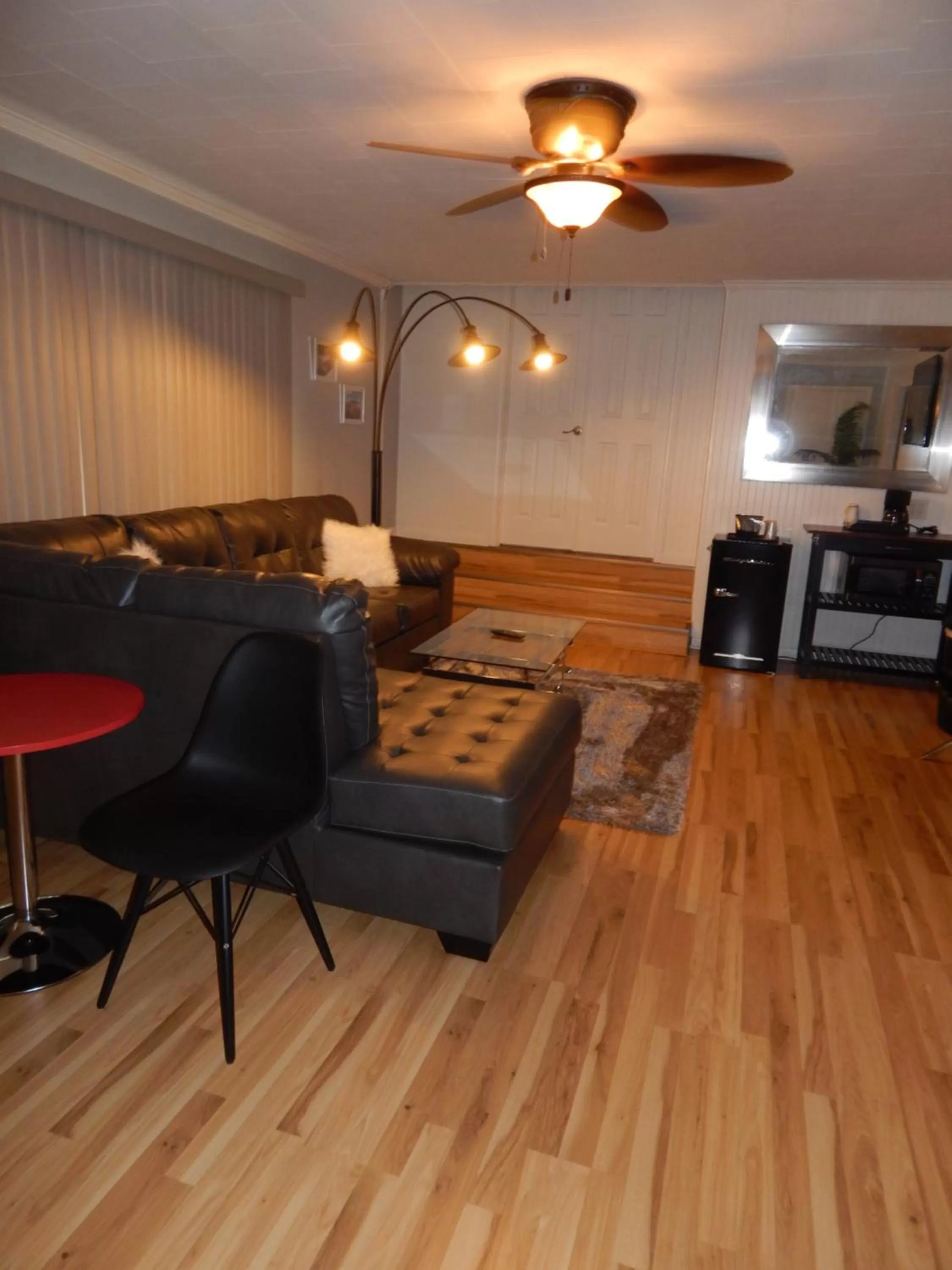 Living room in Sunset Motel