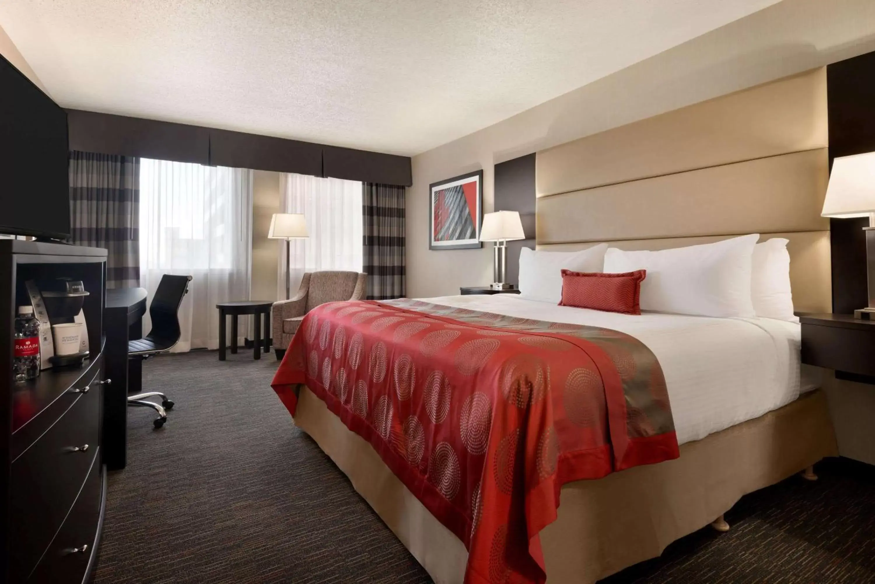 Photo of the whole room, Bed in Ramada Plaza by Wyndham Regina Downtown