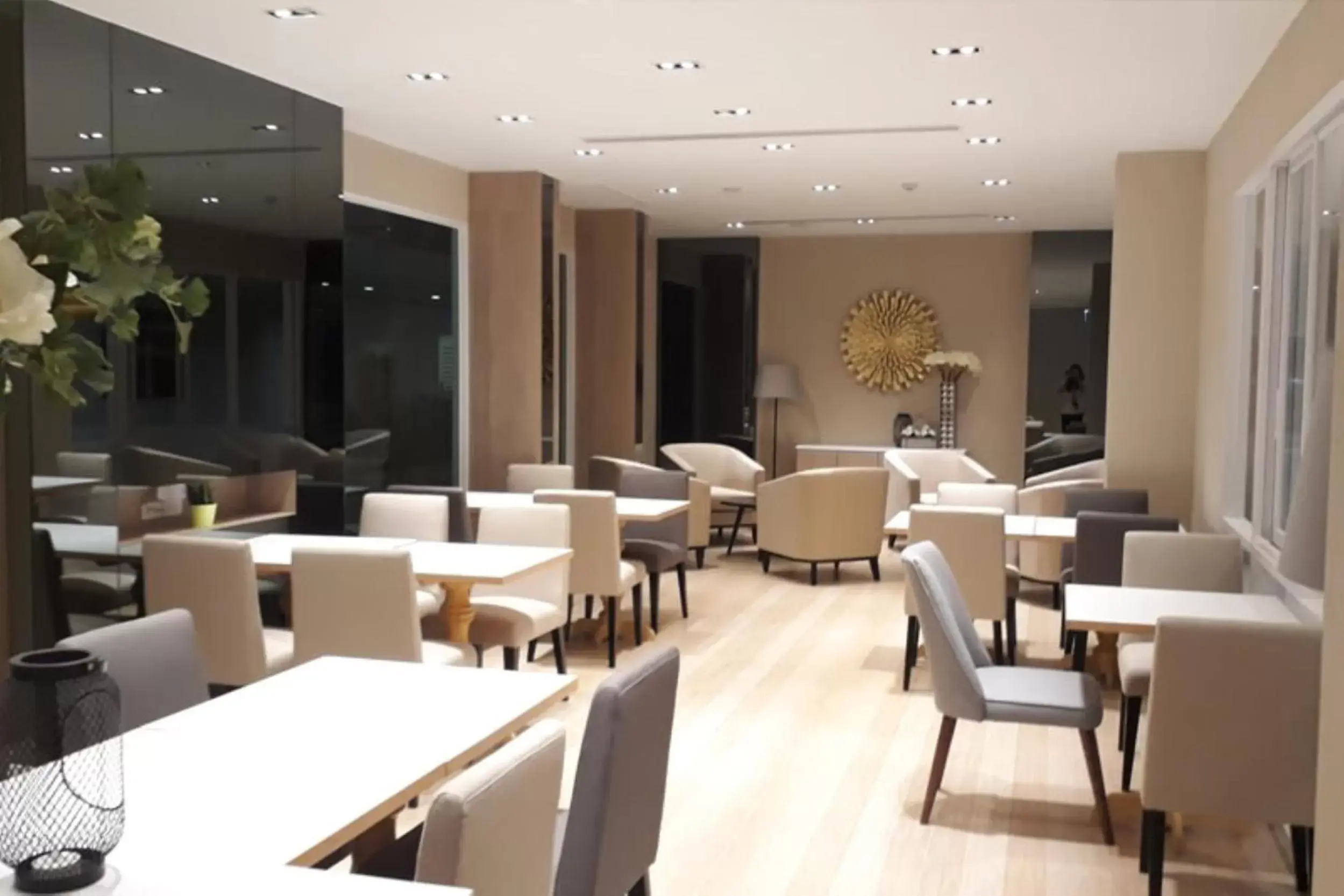 Meeting/conference room, Restaurant/Places to Eat in Paeva Luxury Serviced Residence SHA