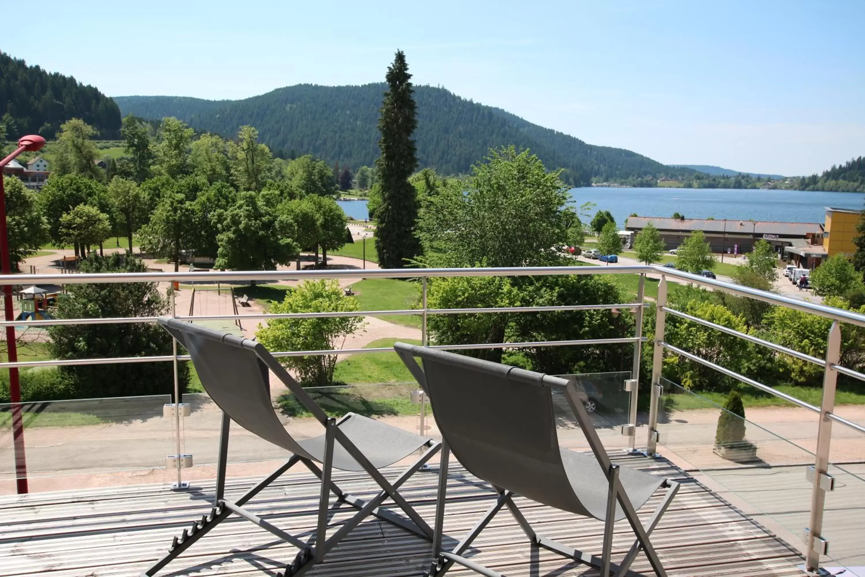 Lake view, Balcony/Terrace in Les Loges Du Parc