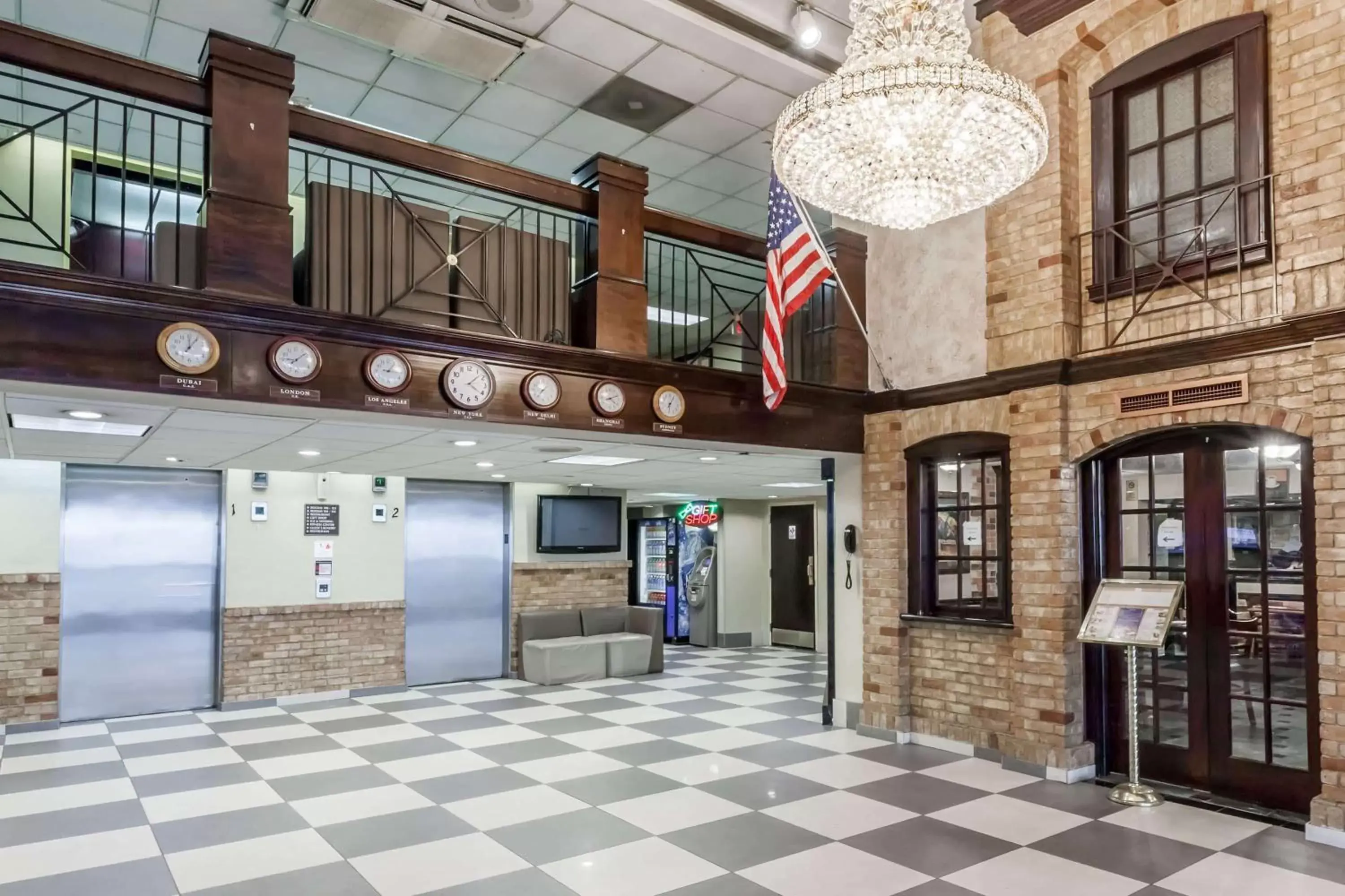 Lobby or reception in Howard Johnson by Wyndham Newark Airport