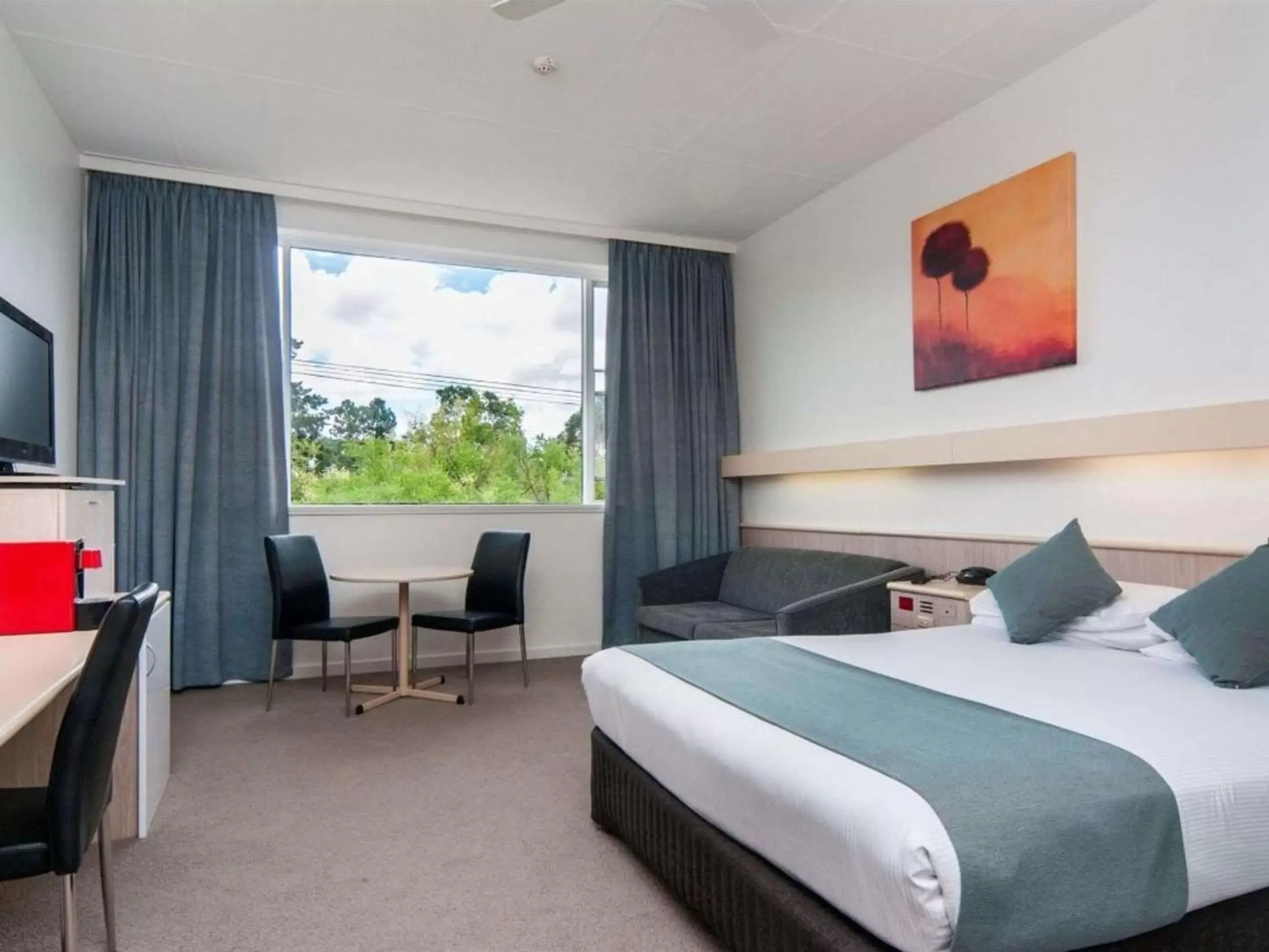 Bedroom in Comfort Inn Regal Park, North Adelaide