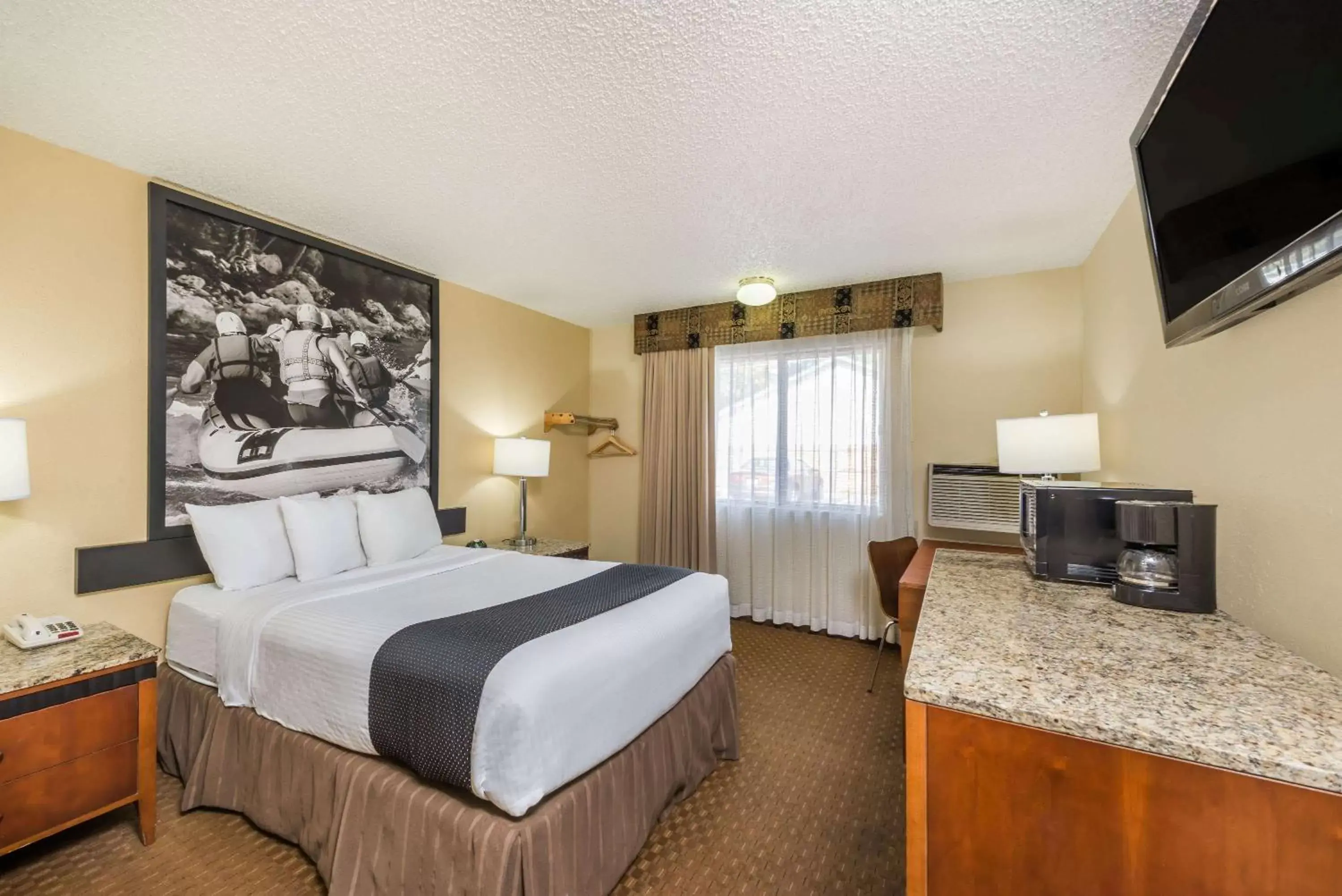 Photo of the whole room, Bed in Super 8 by Wyndham Canon City