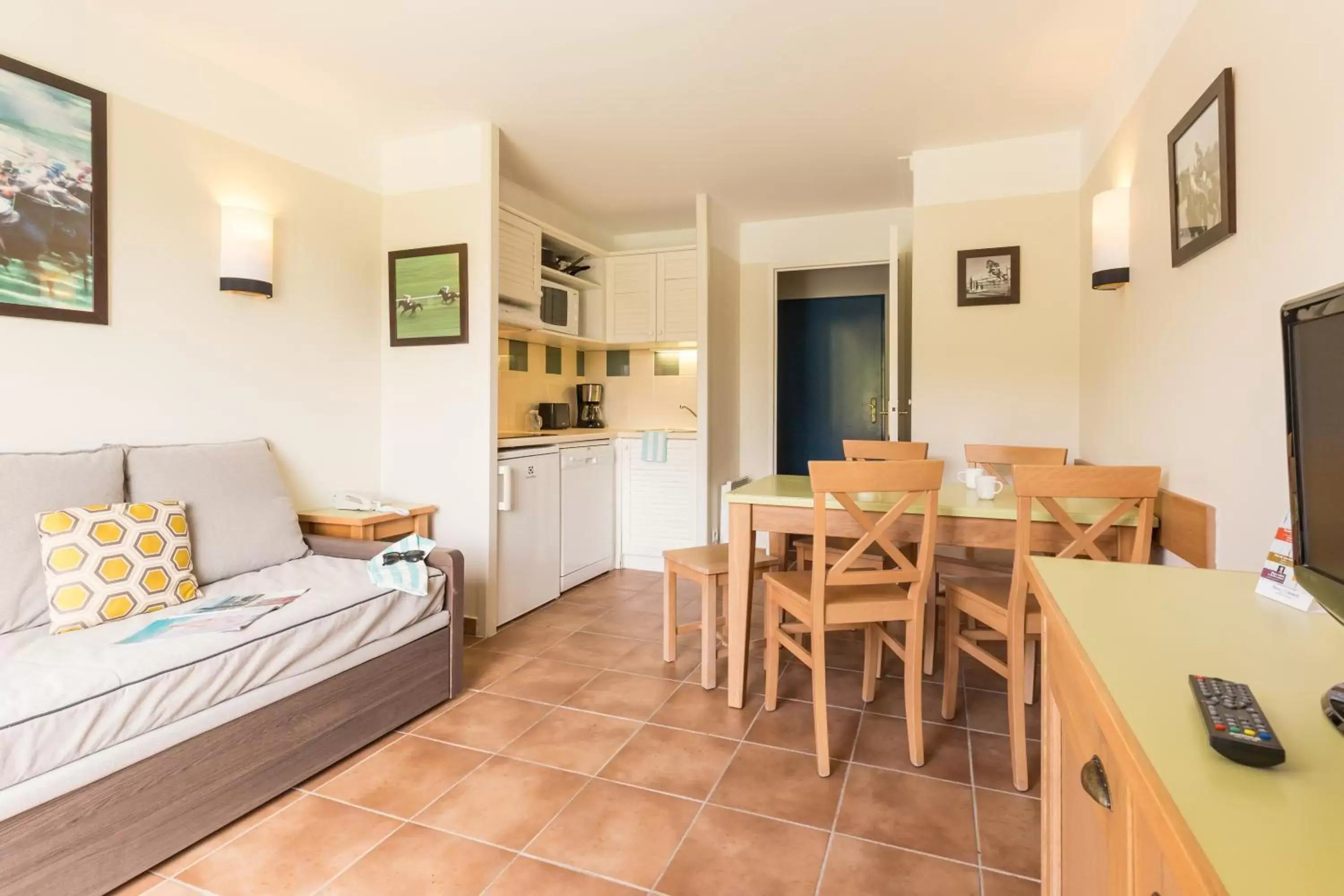 Bed, Dining Area in Village Pierre & Vacances Normandy Garden