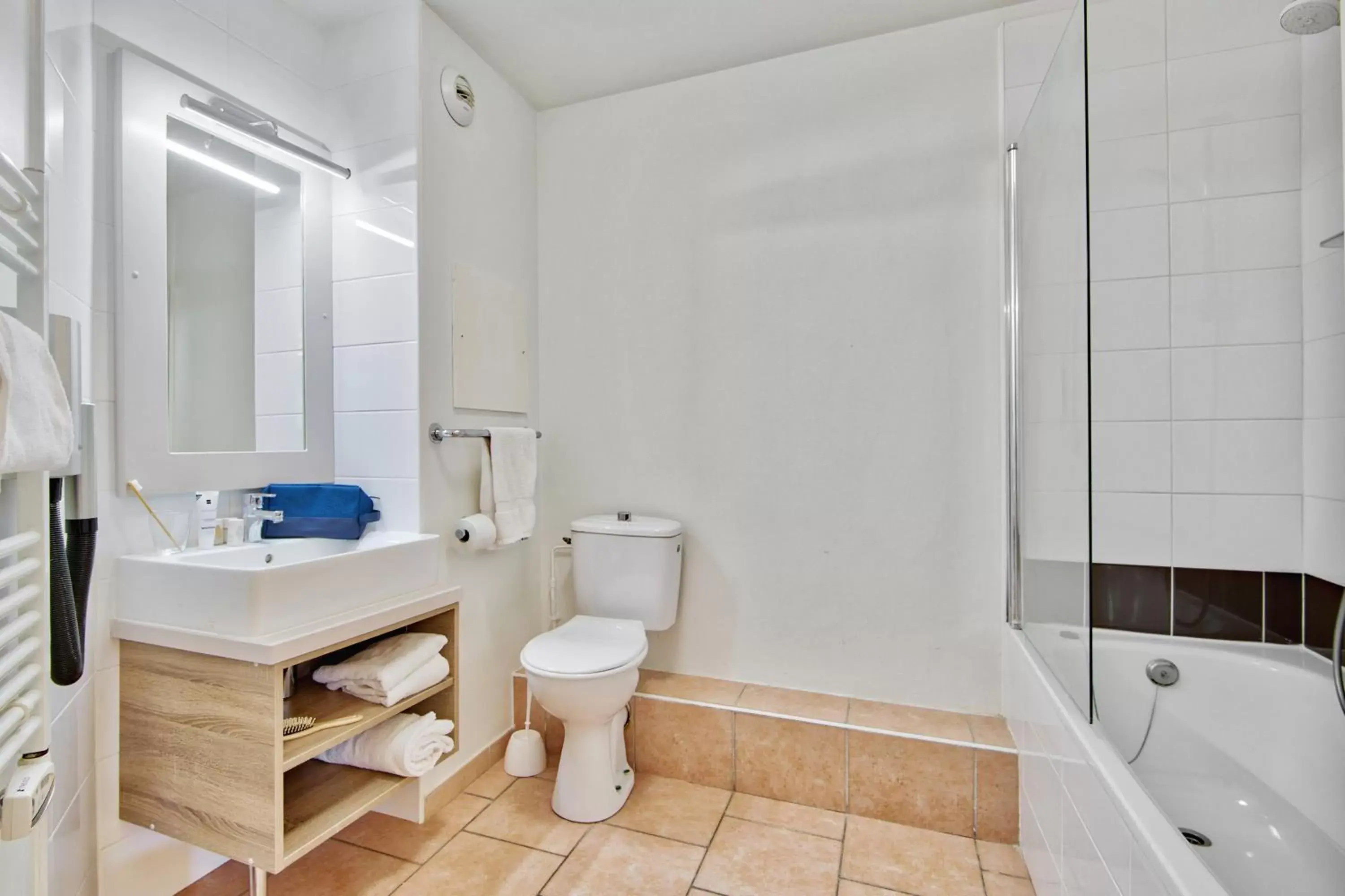 Shower, Bathroom in Résidence Pierre & Vacances Premium Les Calanques des Issambres