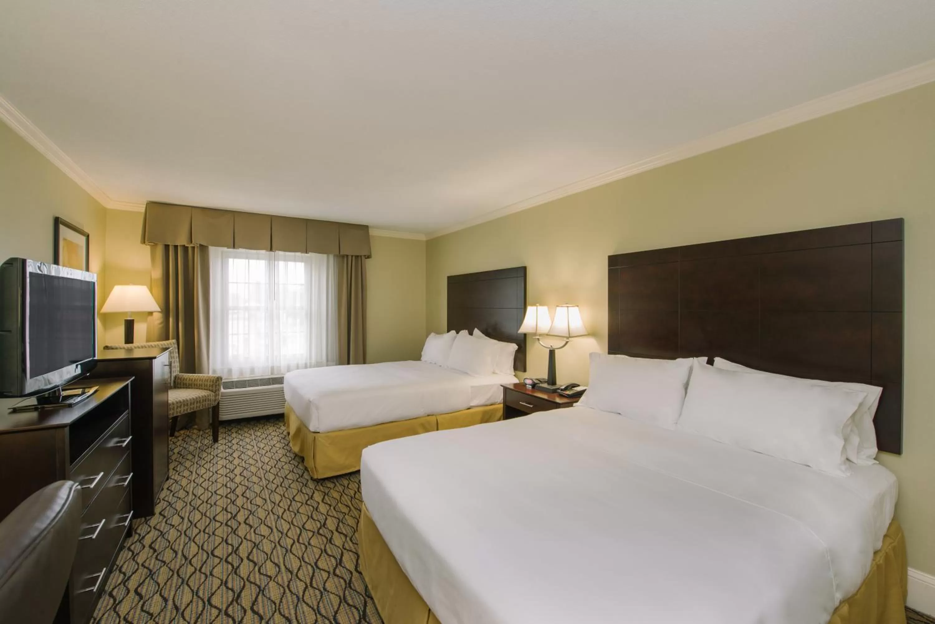 Photo of the whole room, Bed in Holiday Inn Express and Suites Merrimack by IHG