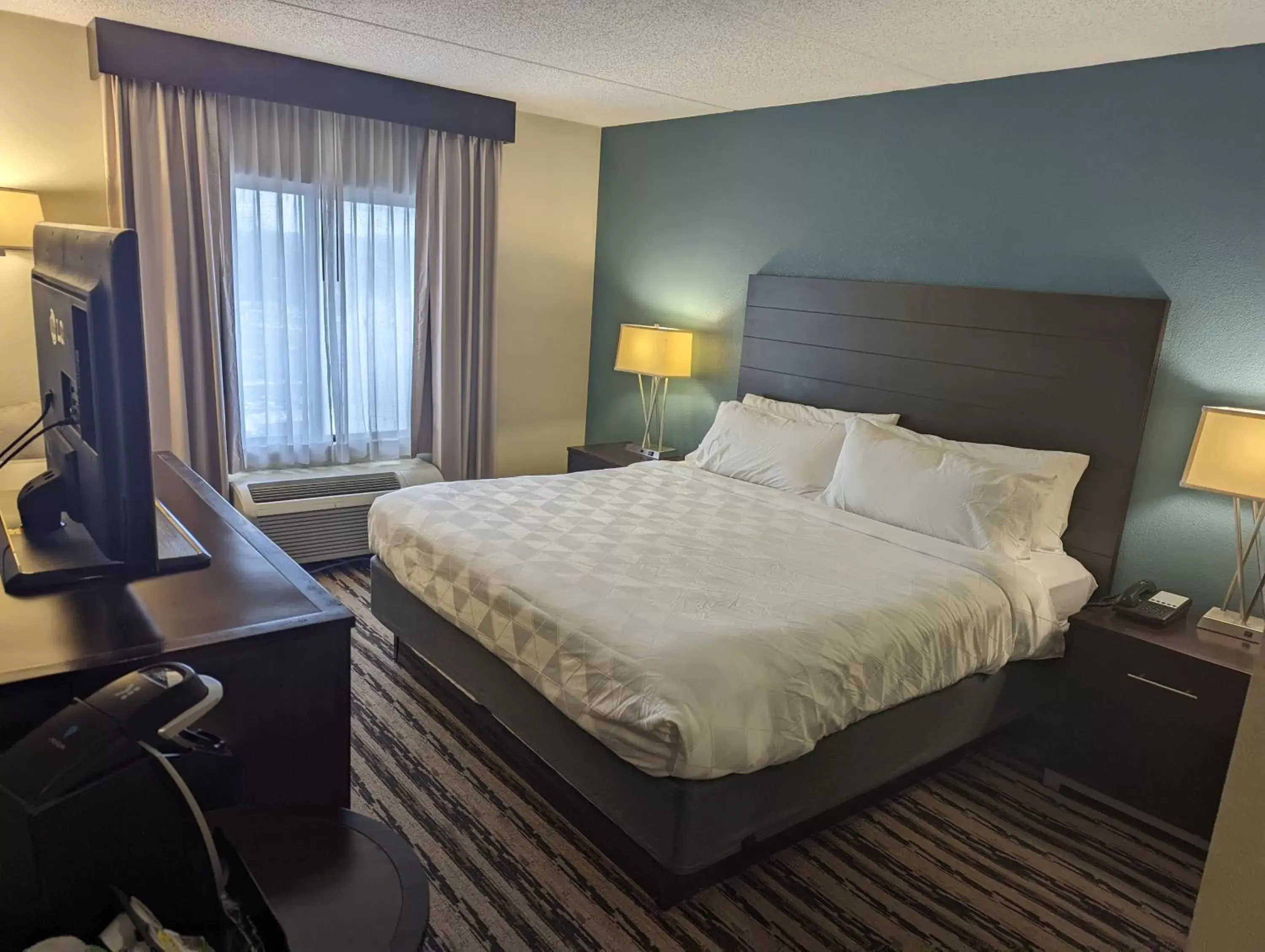 Bedroom, Bed in Holiday Inn Harrisburg East by IHG Bedroom, Bed in Holiday Inn Harrisburg East by IHG