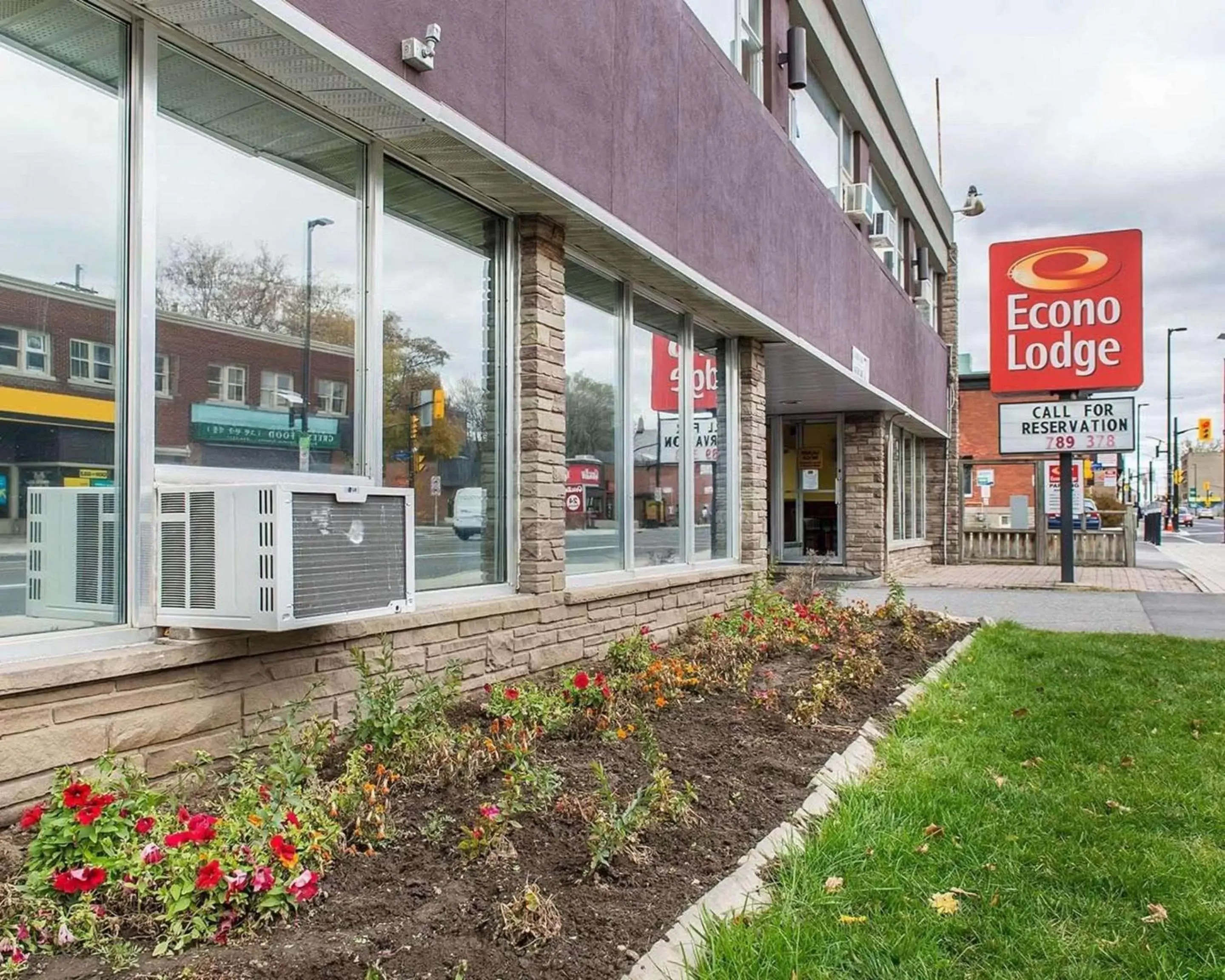 Property Building in Econo Lodge Downtown Ottawa