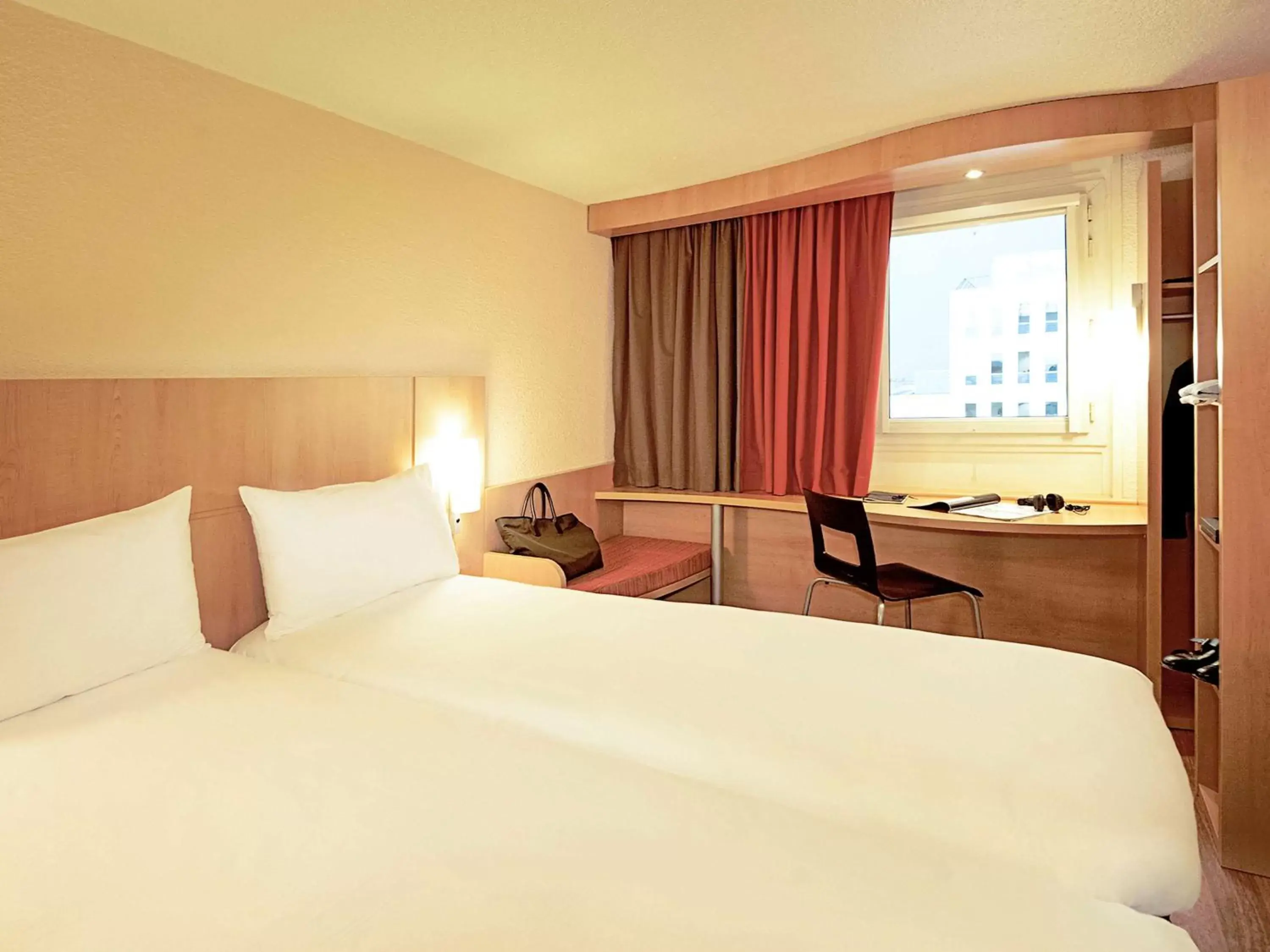 Photo of the whole room, Bed in ibis Lille Lomme Centre