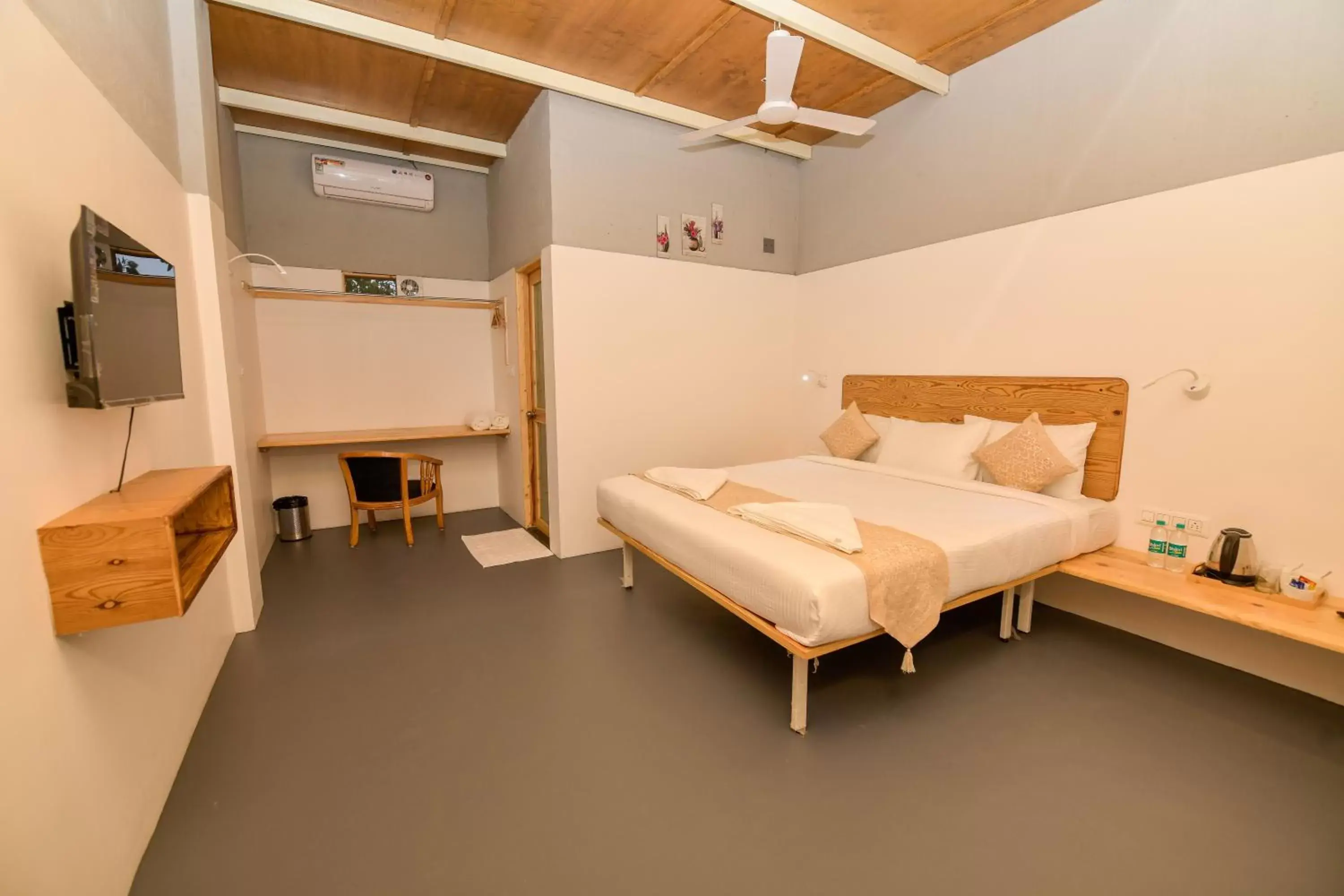 Deluxe Double Room - single occupancy in Shine Residency Deluxe Double Room - single occupancy in Shine Residency
