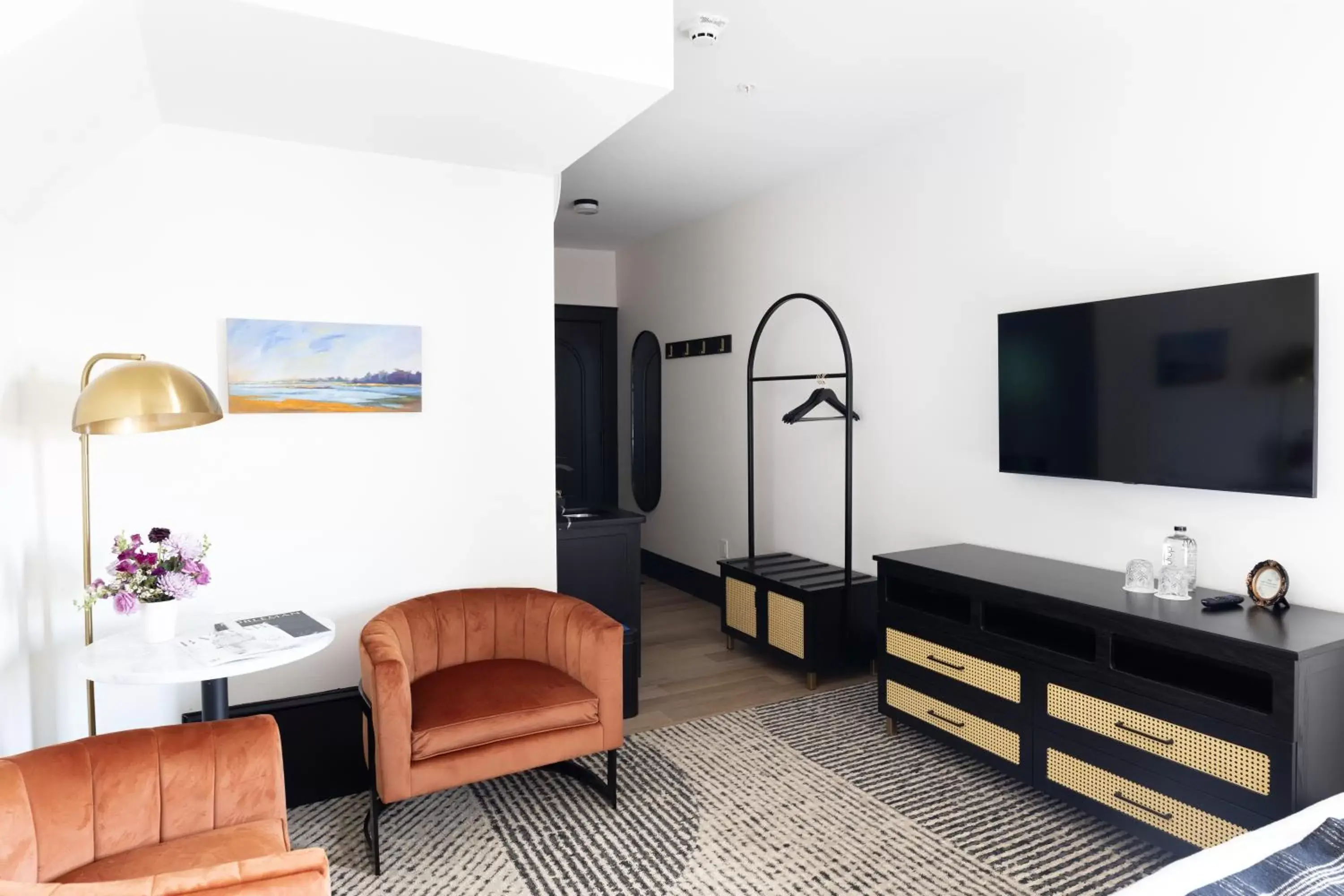 TV and multimedia, TV/Entertainment Center in Hotel Thaxter
