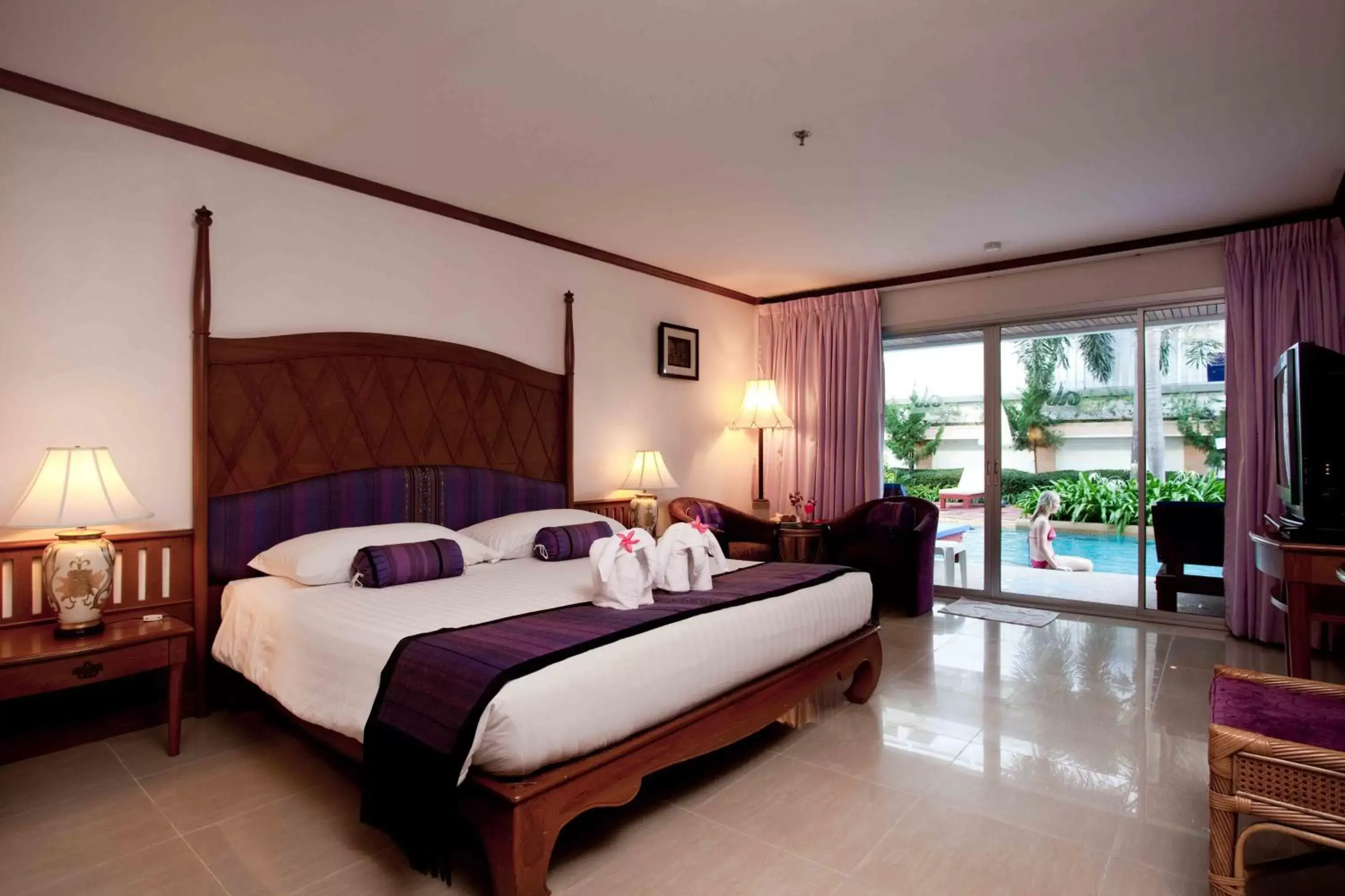 Bedroom, Bed in Methavalai Hotel