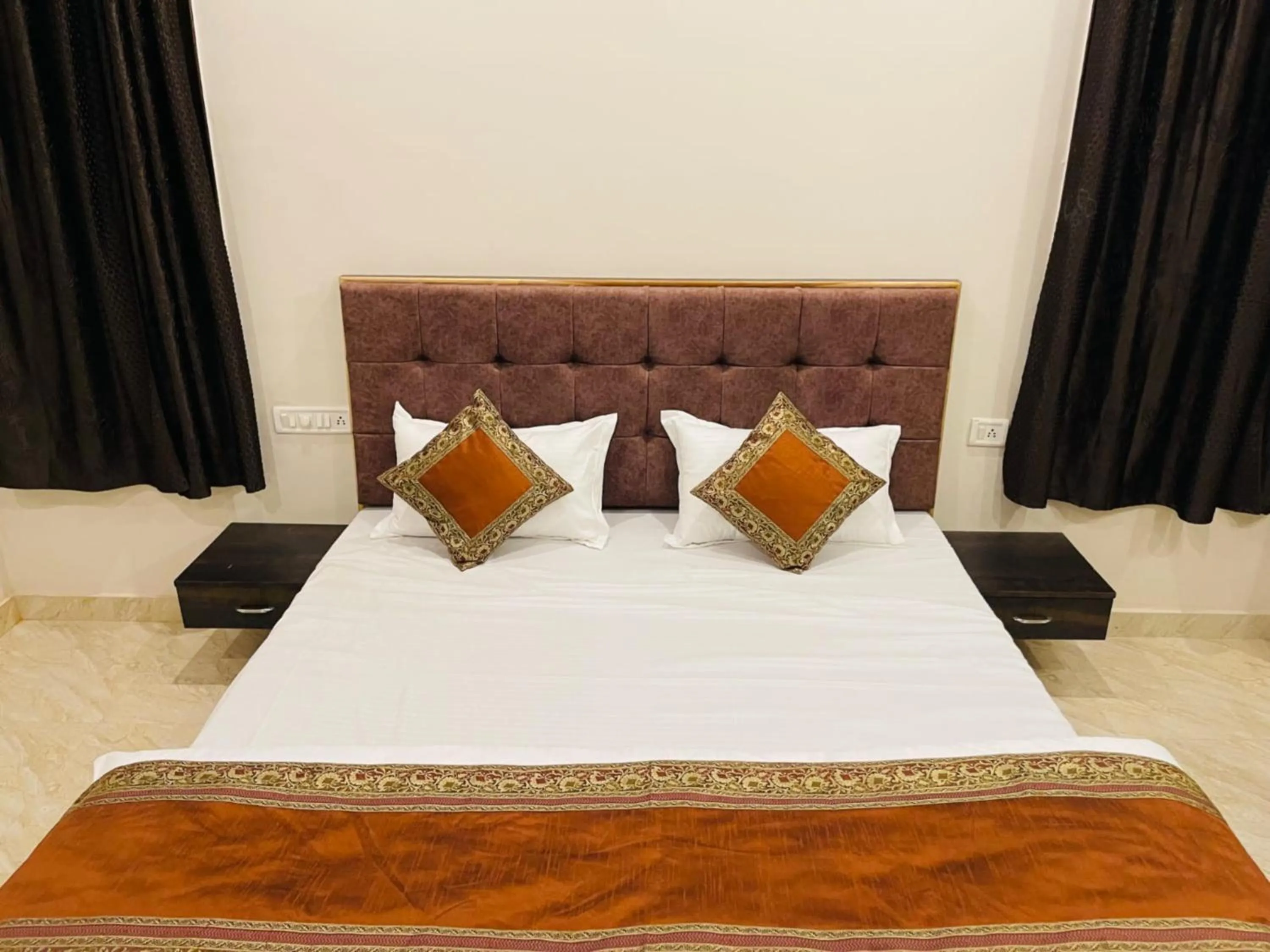 Seating area, Bed in Goroomgo Assi River Guest House Varanasi