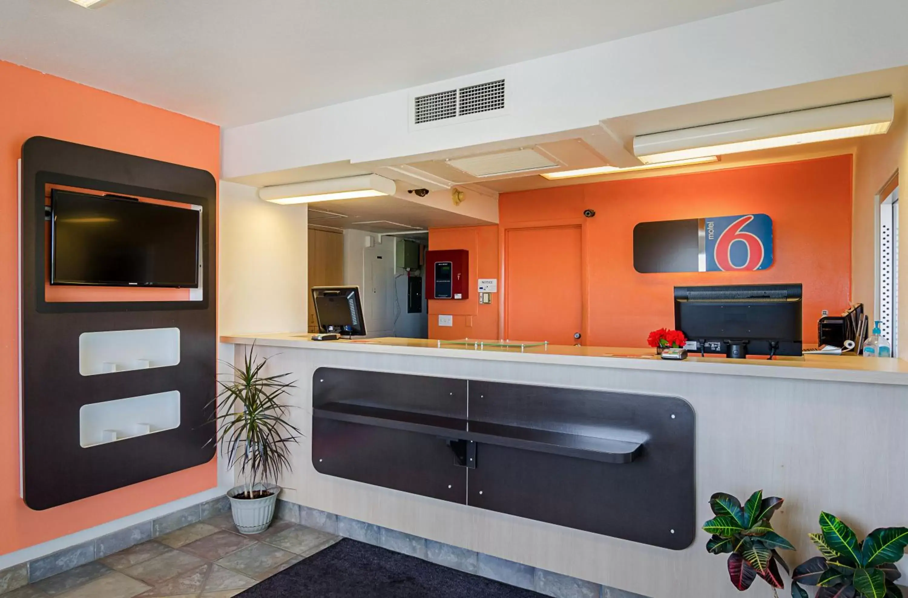 Lobby or reception, Lounge/Bar in Motel 6-Laramie, WY