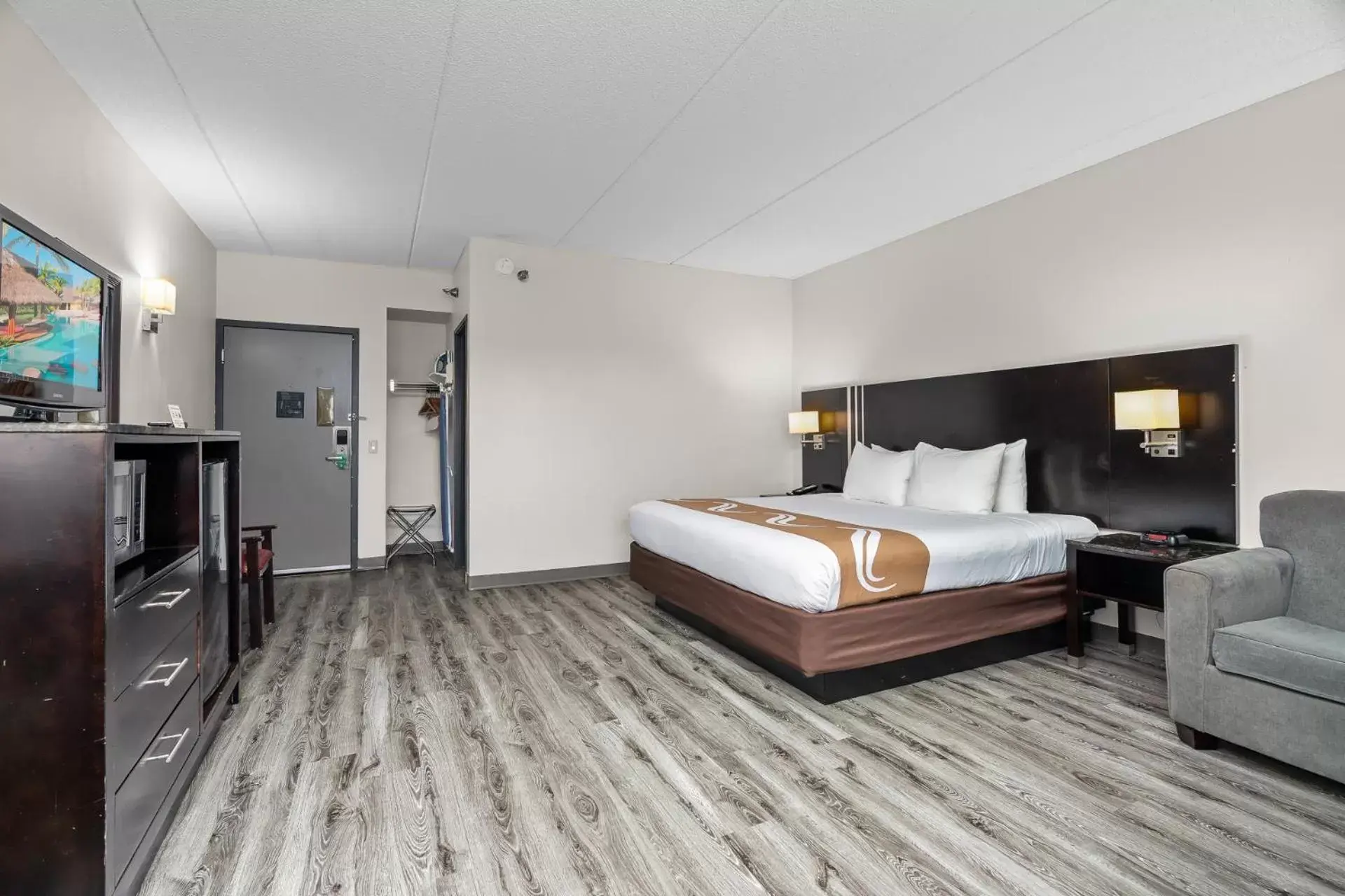 Photo of the whole room, Bed in Quality Inn & Suites Mall of America - MSP Airport