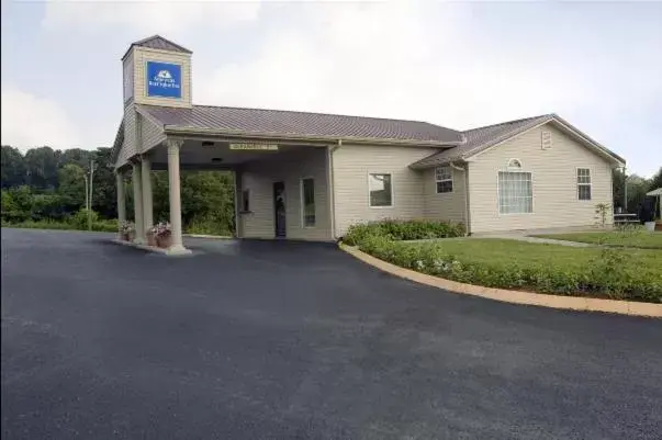 Property Building in America's Best Value Inn - Loudon