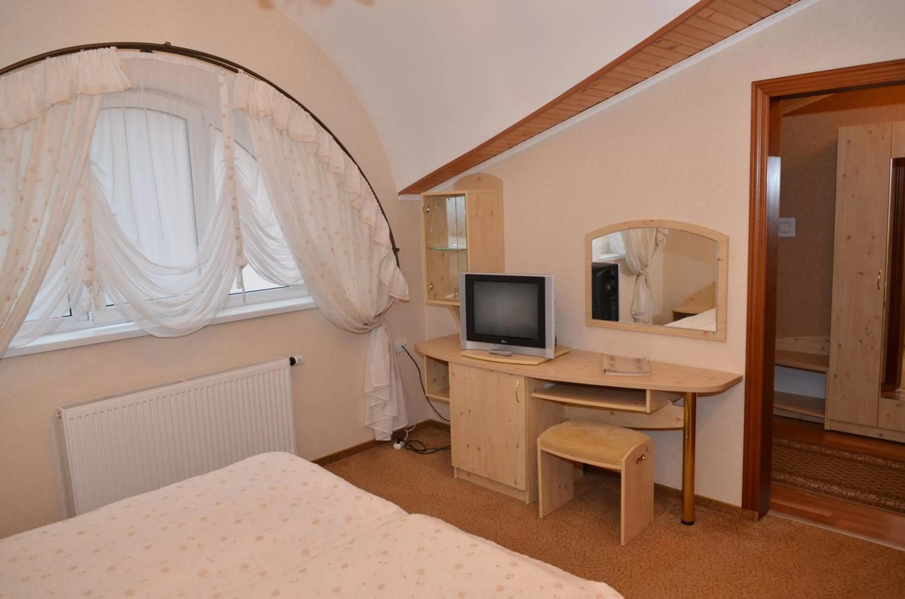 TV and multimedia, Bed in Hotel Serpanok