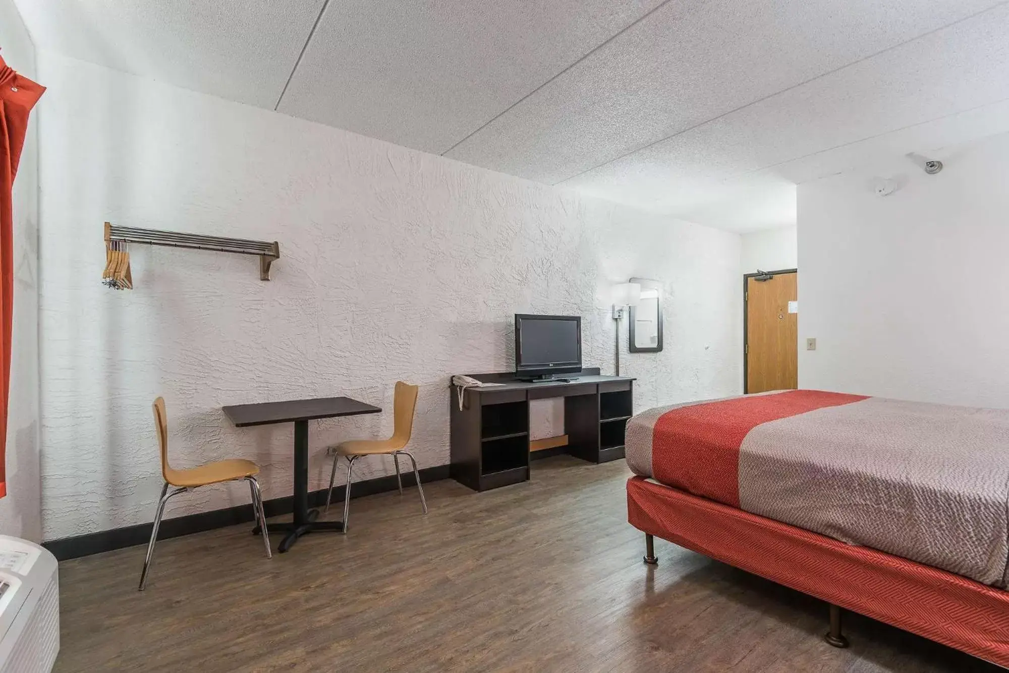 Bedroom, TV/Entertainment Center in Motel 6-Bridgeview, IL