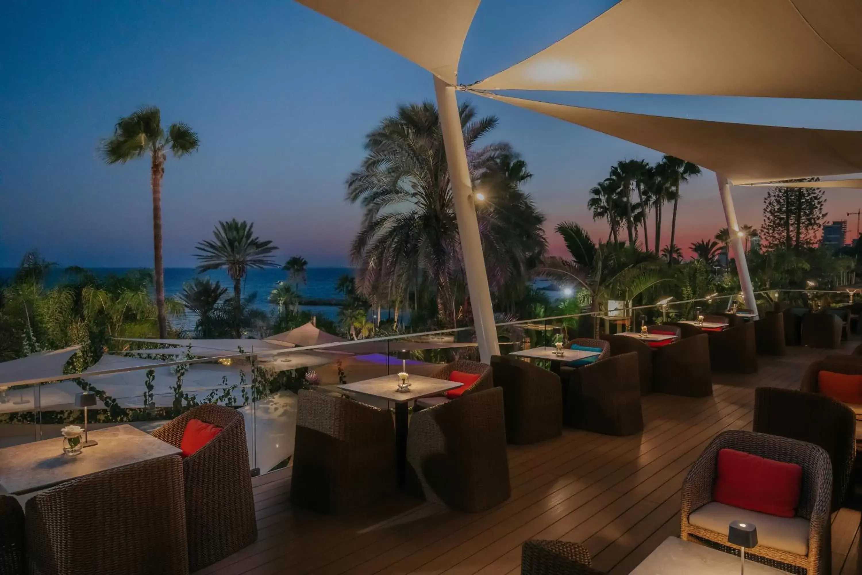 Lounge or bar, Restaurant/Places to Eat in Amathus Beach Hotel Limassol
