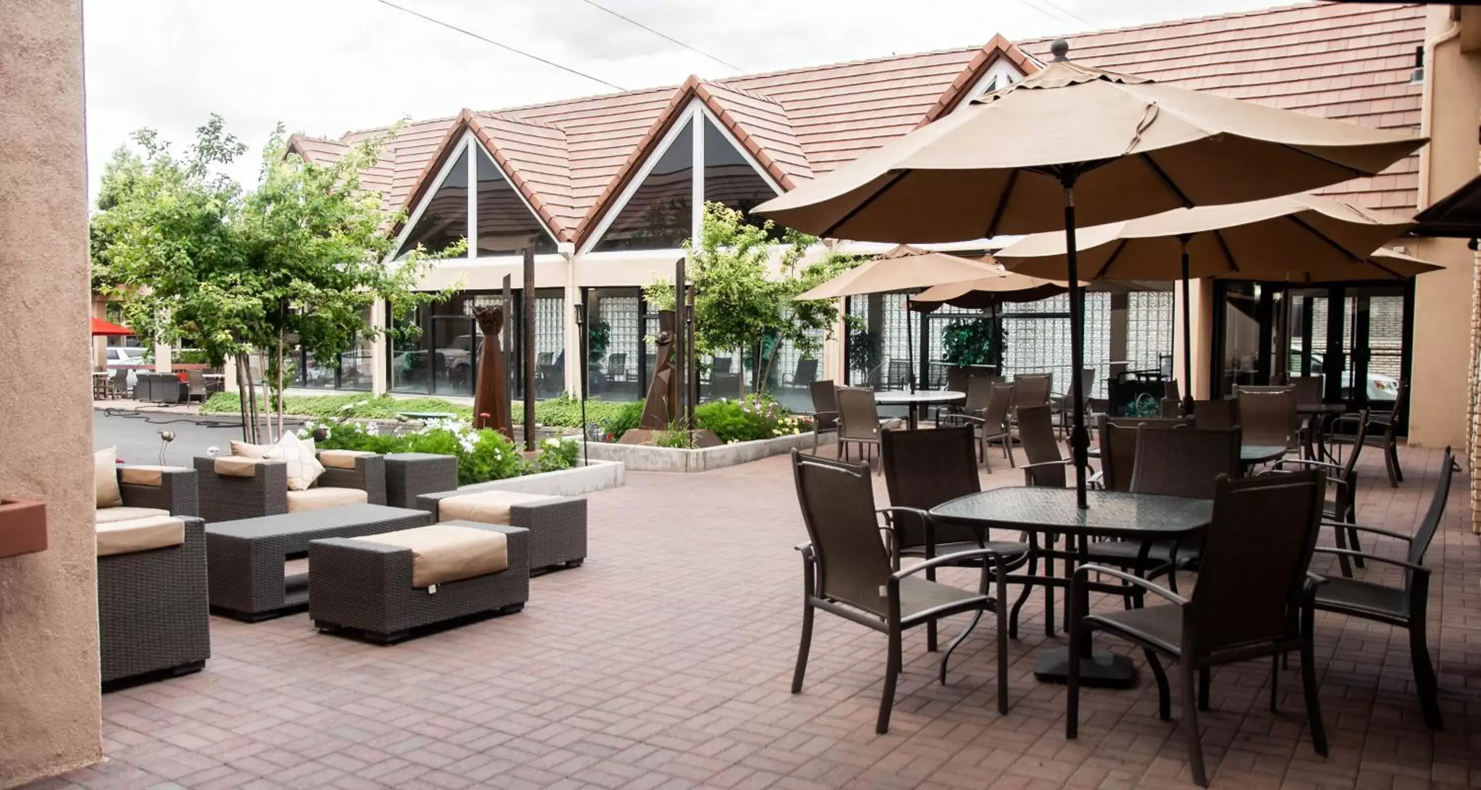 Patio, Restaurant/Places to Eat in Best Western Town and Country Inn