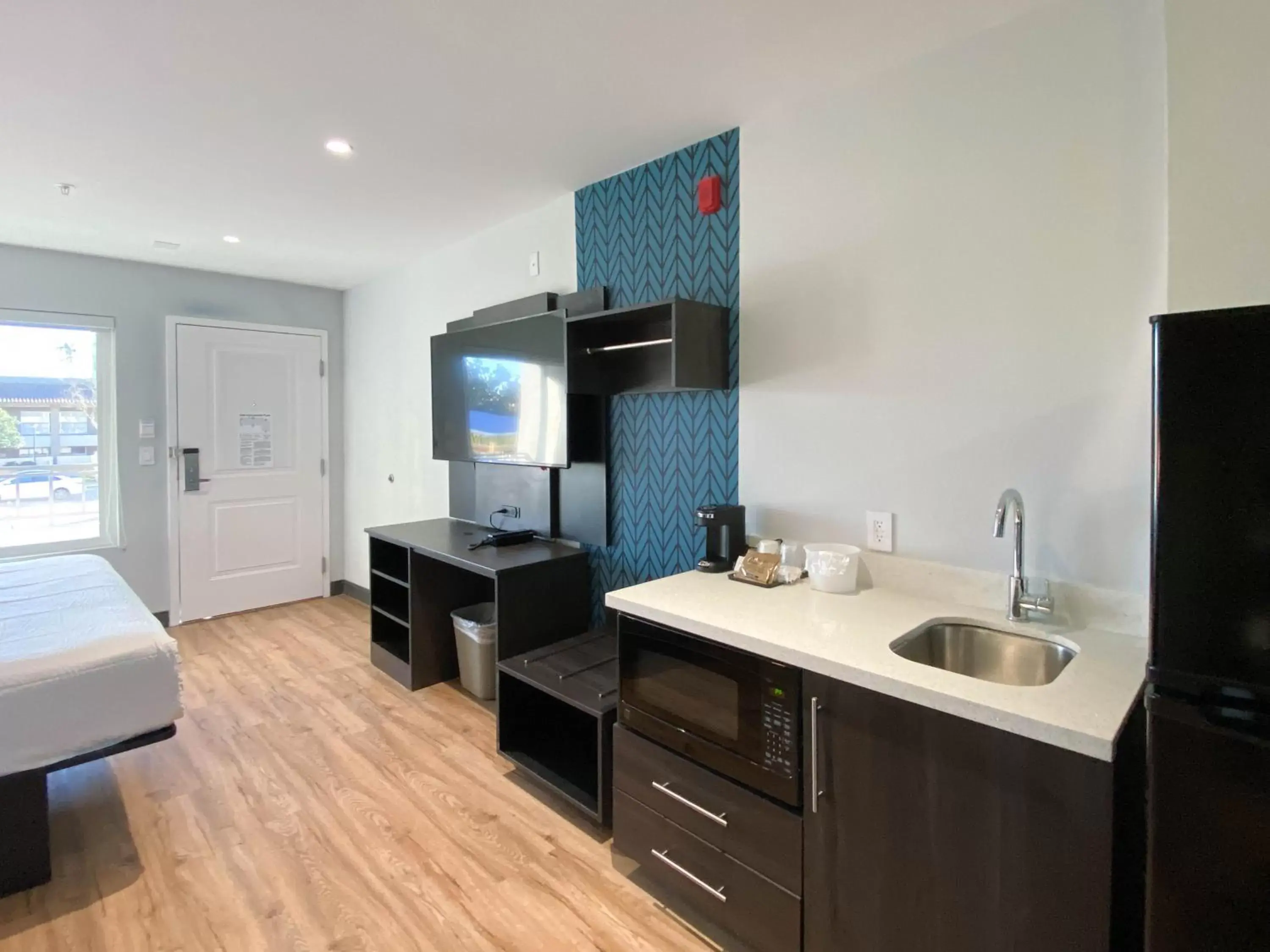 Kitchen/Kitchenette in Studio 6 Suites Stockton, CA Waterfront