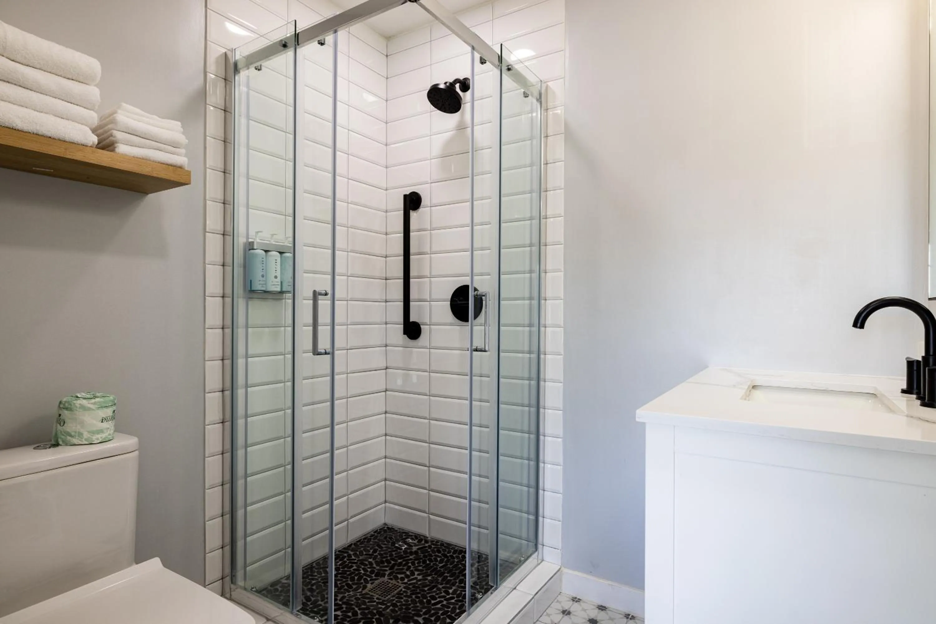 Shower in Tides Oceanview Inn and Cottages