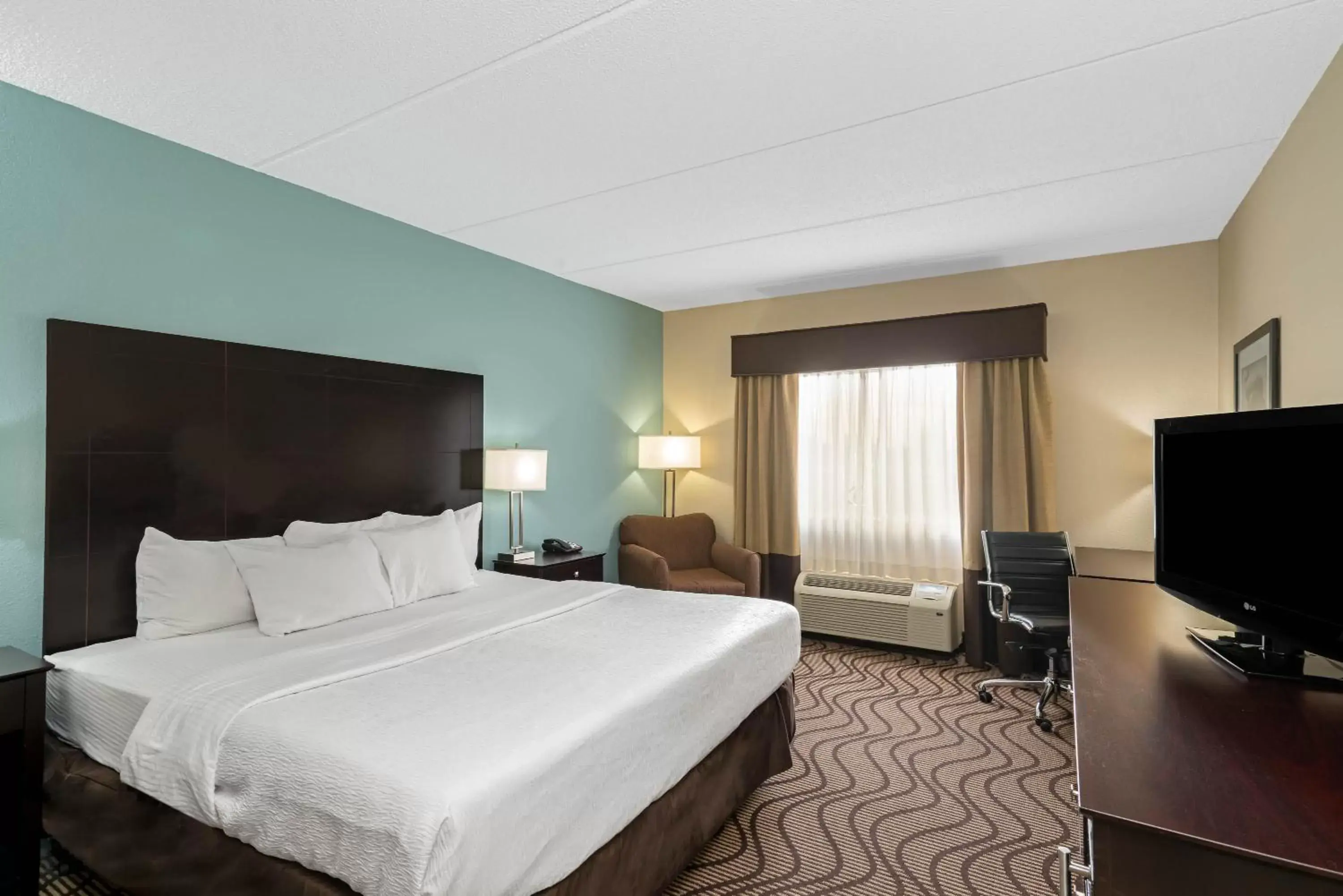 Bed in La Quinta by Wyndham Knoxville Airport