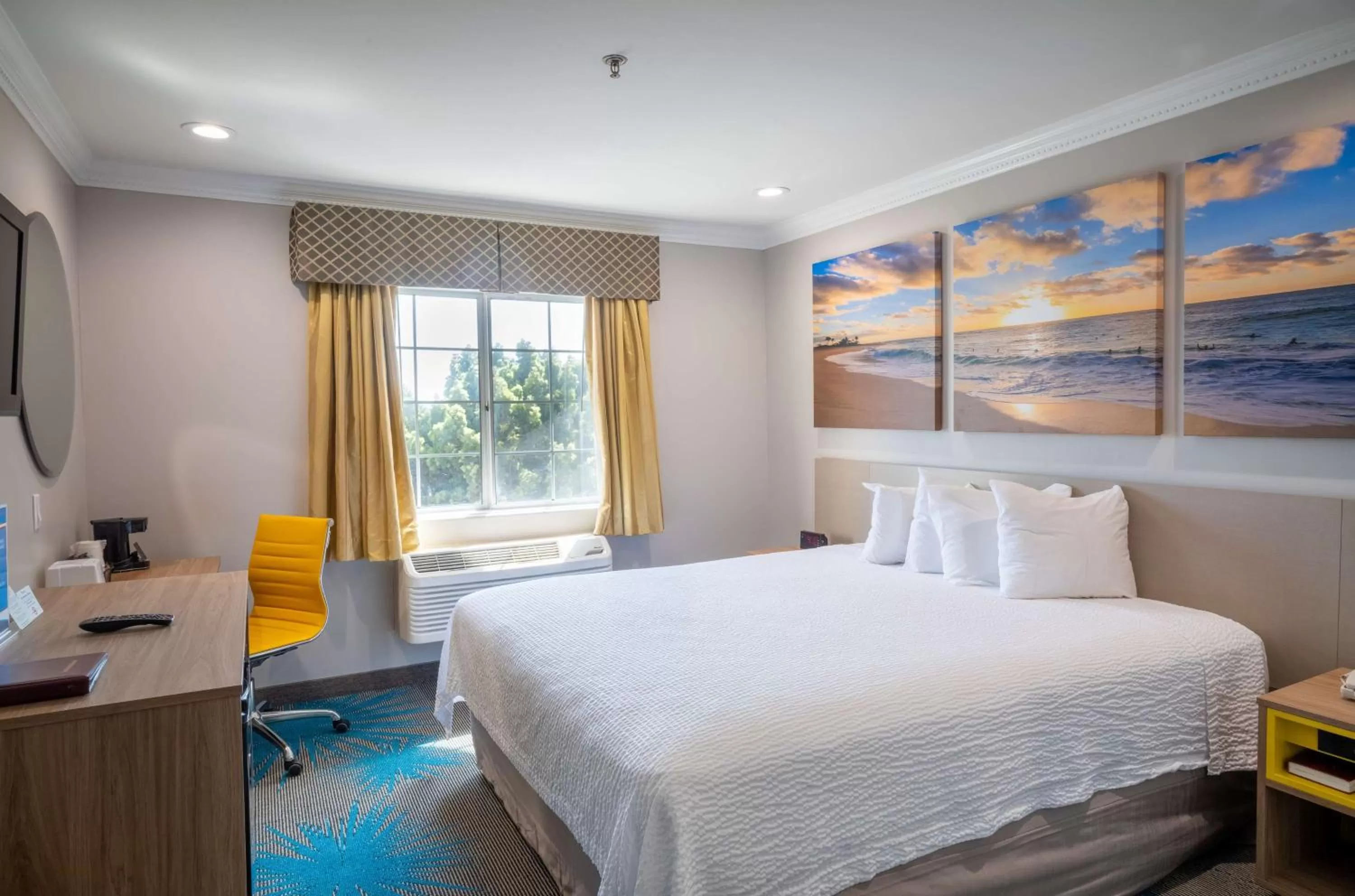 Bedroom, Bed in Days Inn by Wyndham Santa Monica