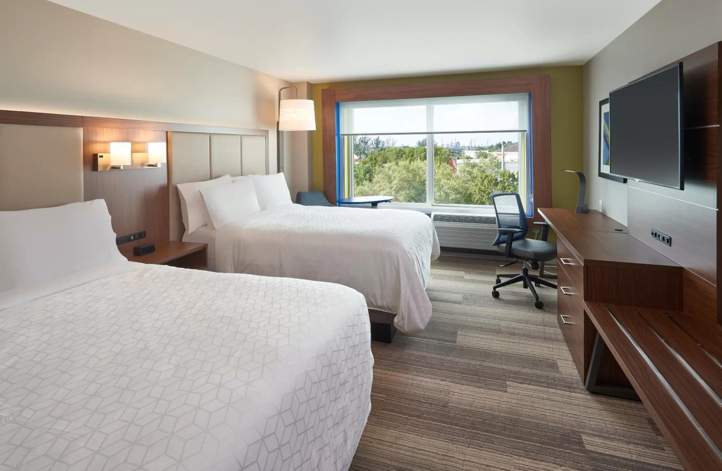 Bedroom, TV/Entertainment Center in Holiday Inn Express Doral Miami, an IHG Hotel