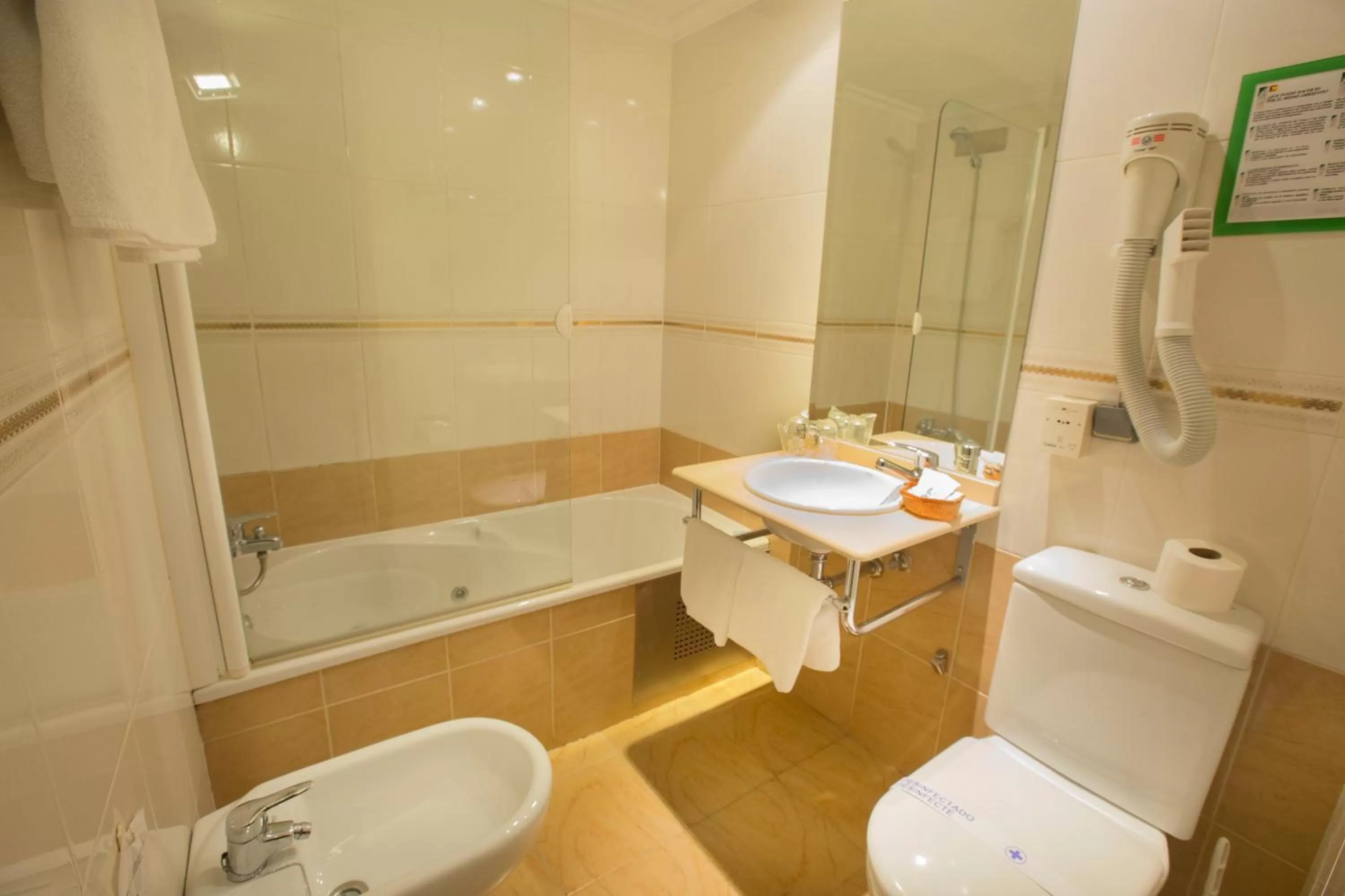 Bathroom in Hotel Reyes Catolicos