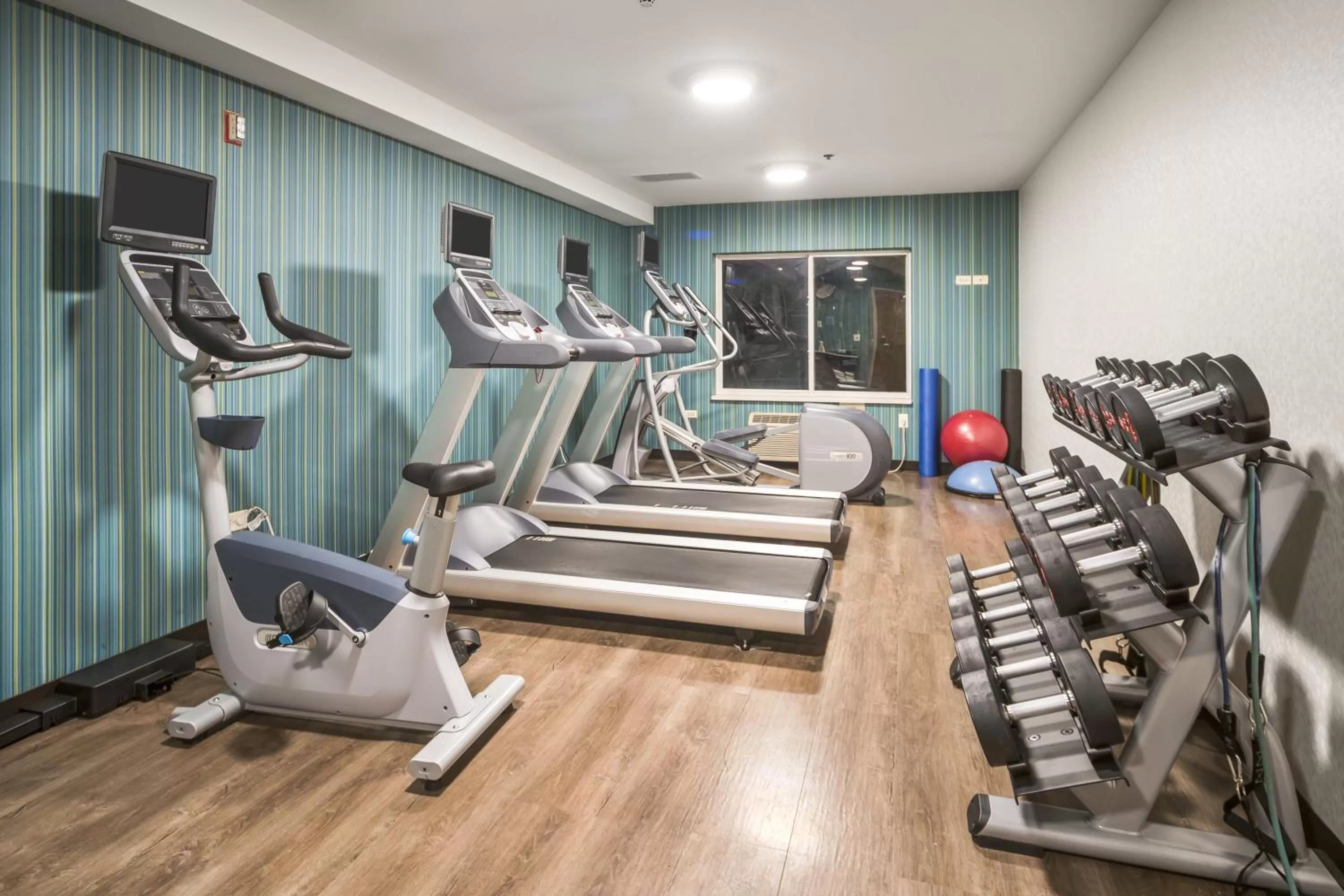 Fitness centre/facilities in Holiday Inn Express Chicago Northwest-Vernon Hills by IHG