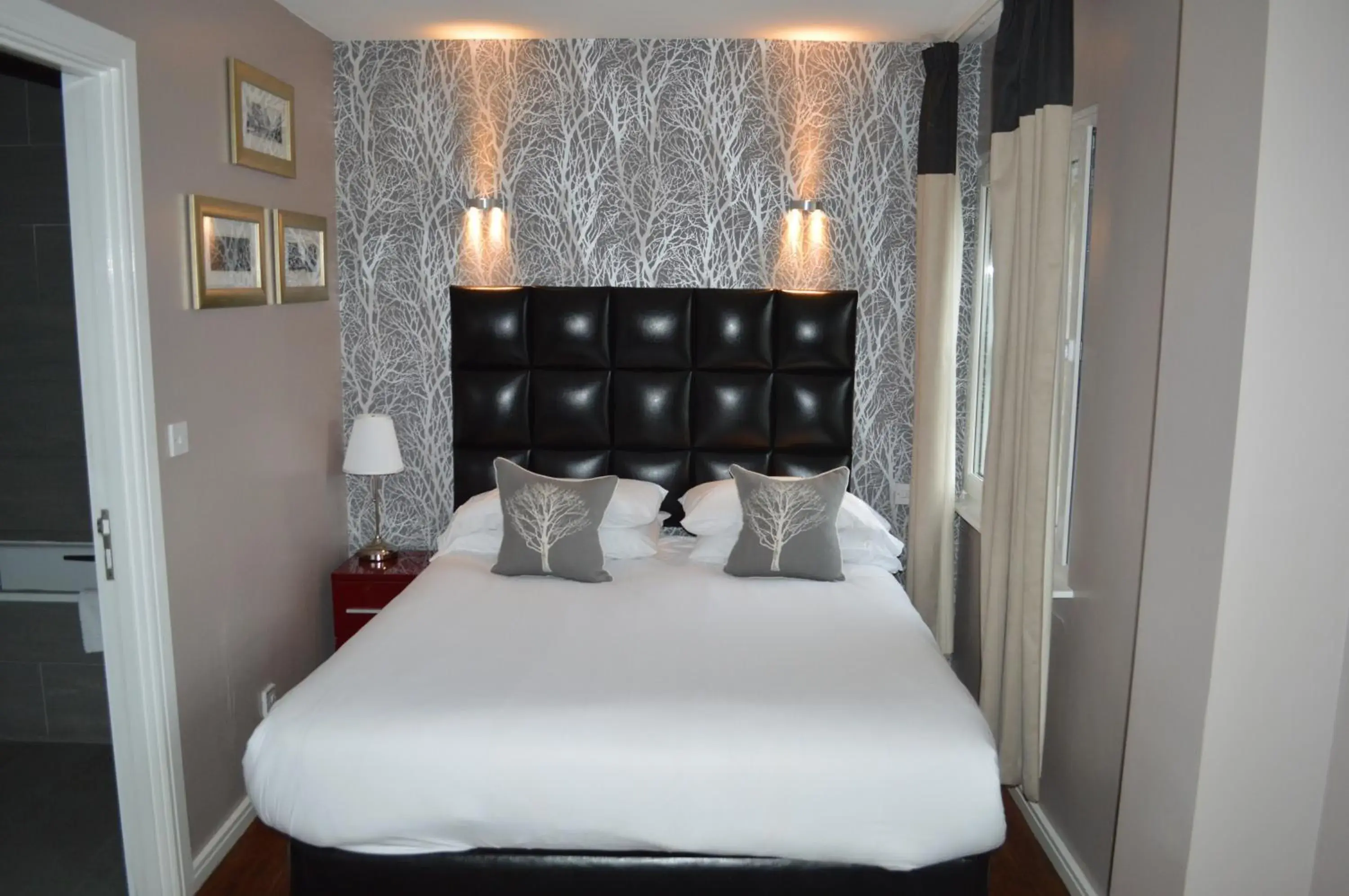 Photo of the whole room, Bed in The Royal Hotel Cardiff