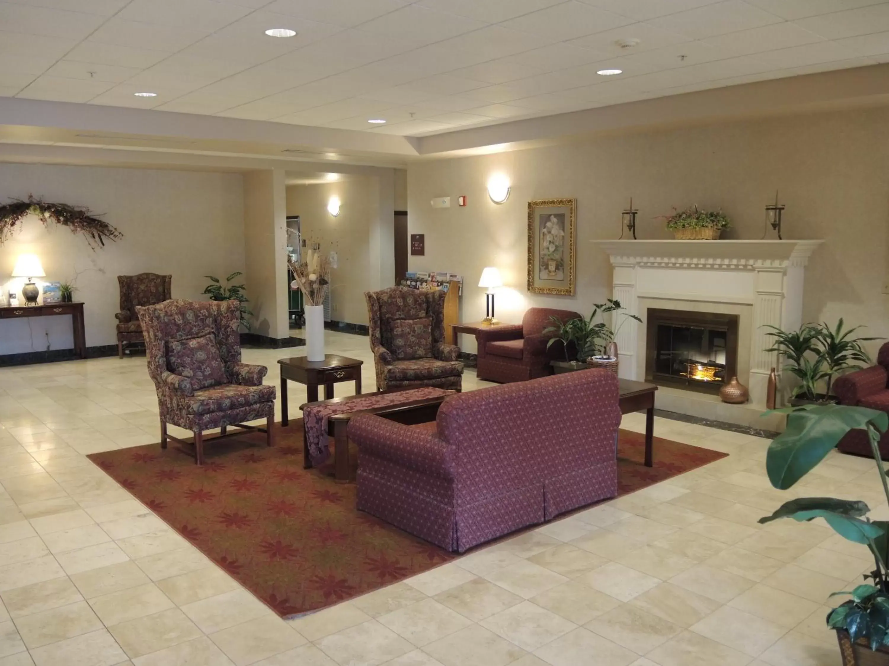 Lobby or reception, Seating Area in Evergreen Inn & Suites